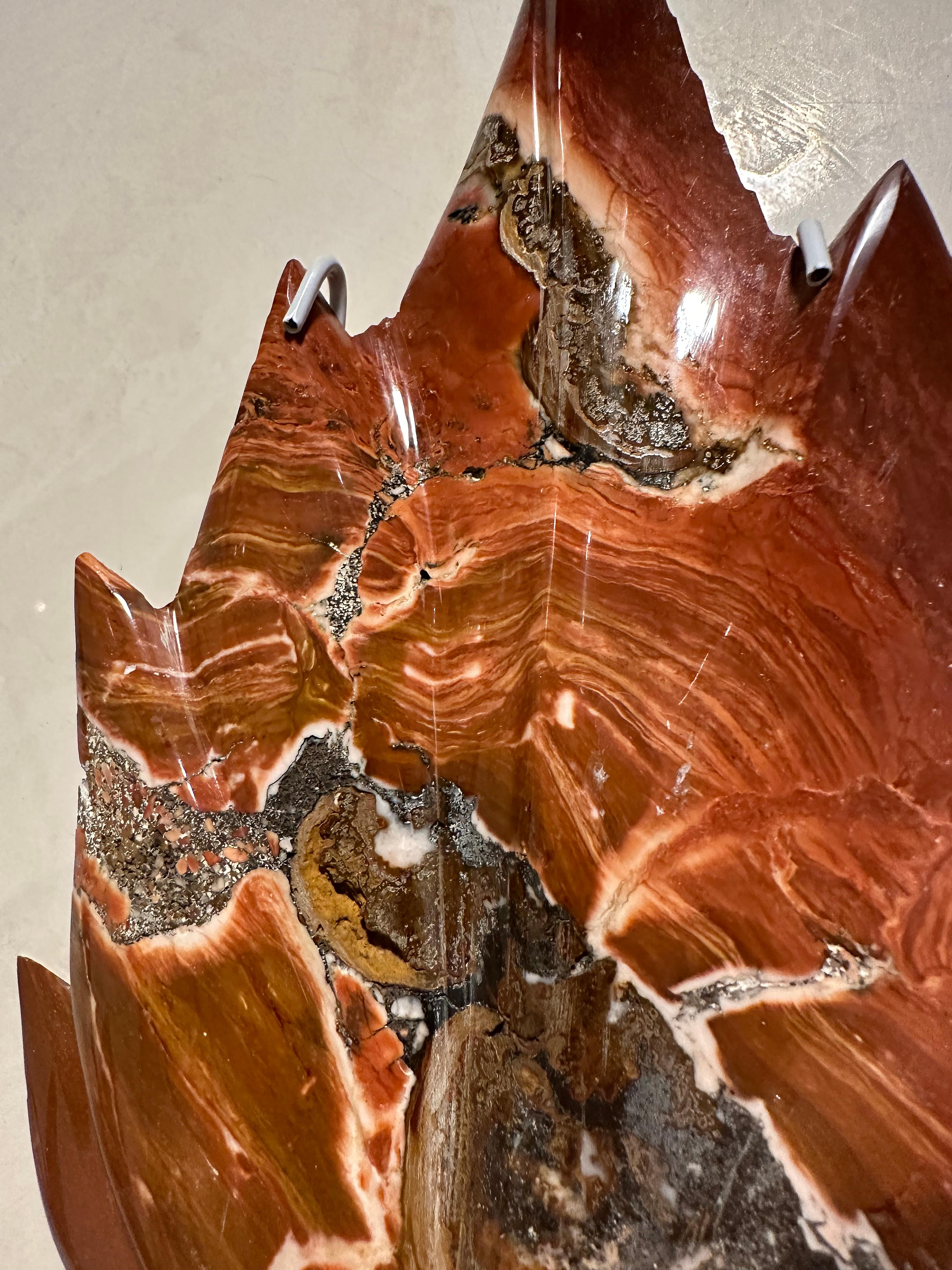 Inconnu feuilles sculptées et polies dans le jaspe de châtaignier chaud  en vente