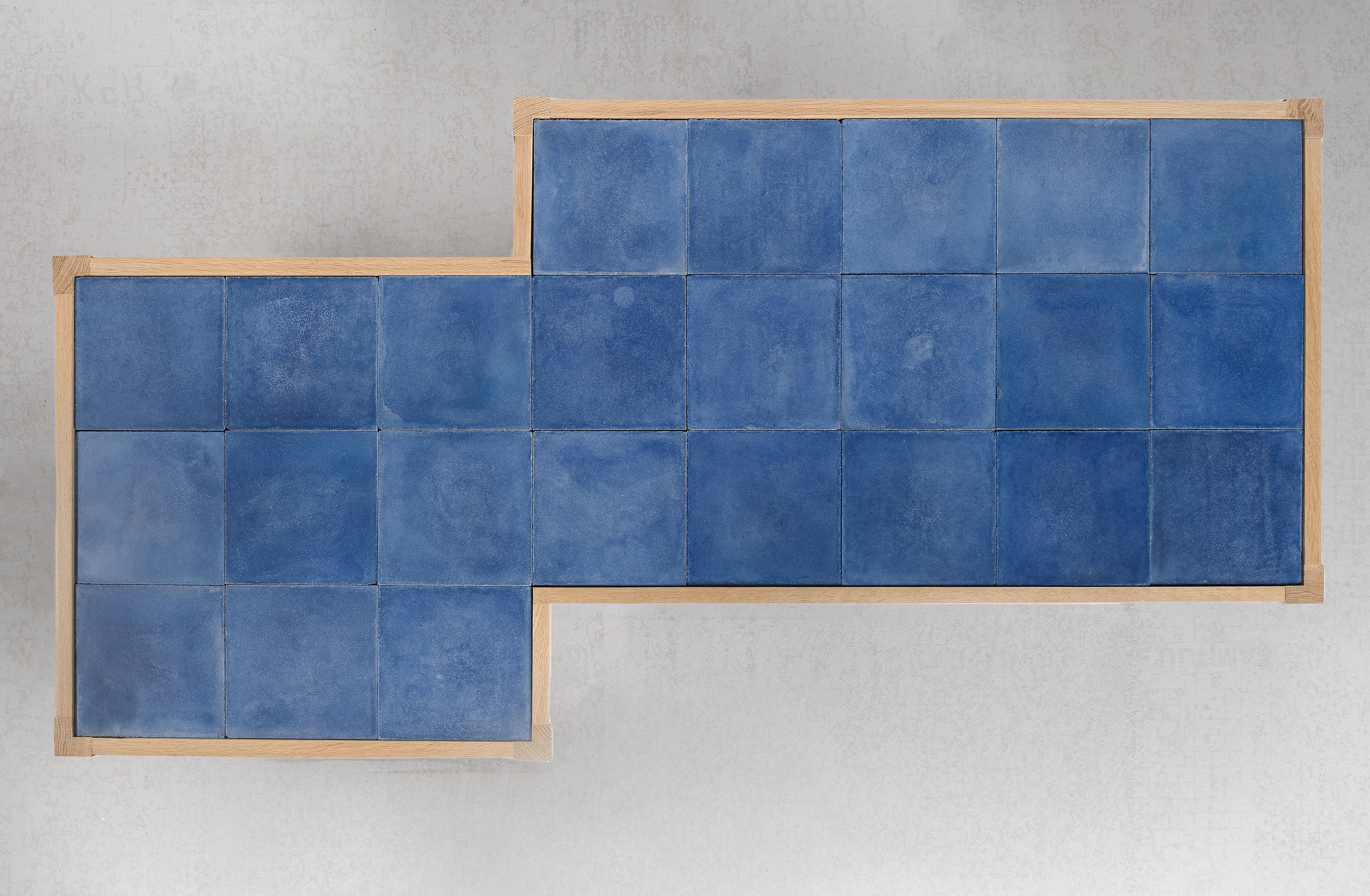 Zeitgenössischer niedriger Tisch aus Eiche Natur und blauen Kacheln von Vivian Carbonell (amerikanisch) im Angebot