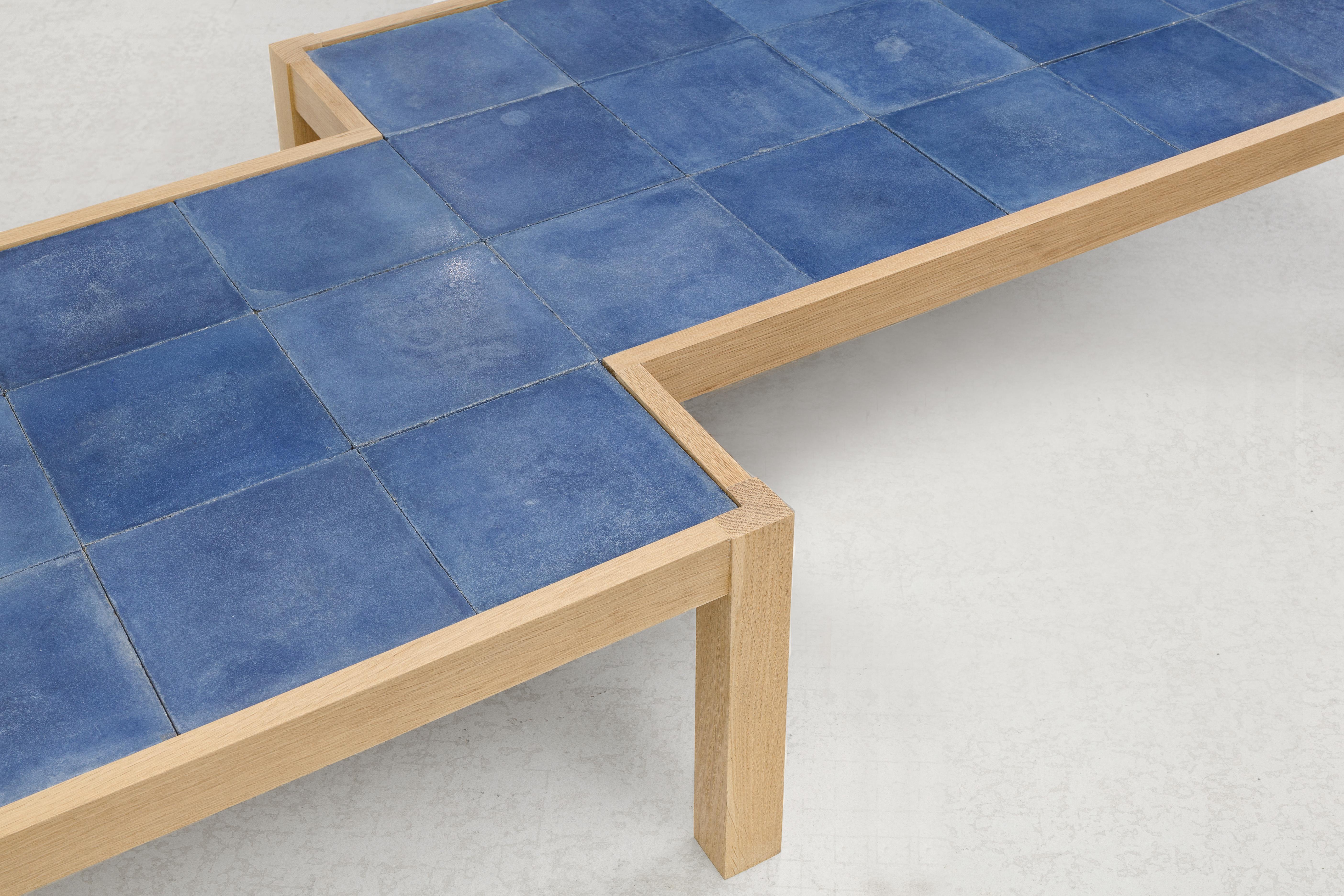 Zeitgenössischer niedriger Tisch aus Eiche Natur und blauen Kacheln von Vivian Carbonell (21. Jahrhundert und zeitgenössisch) im Angebot