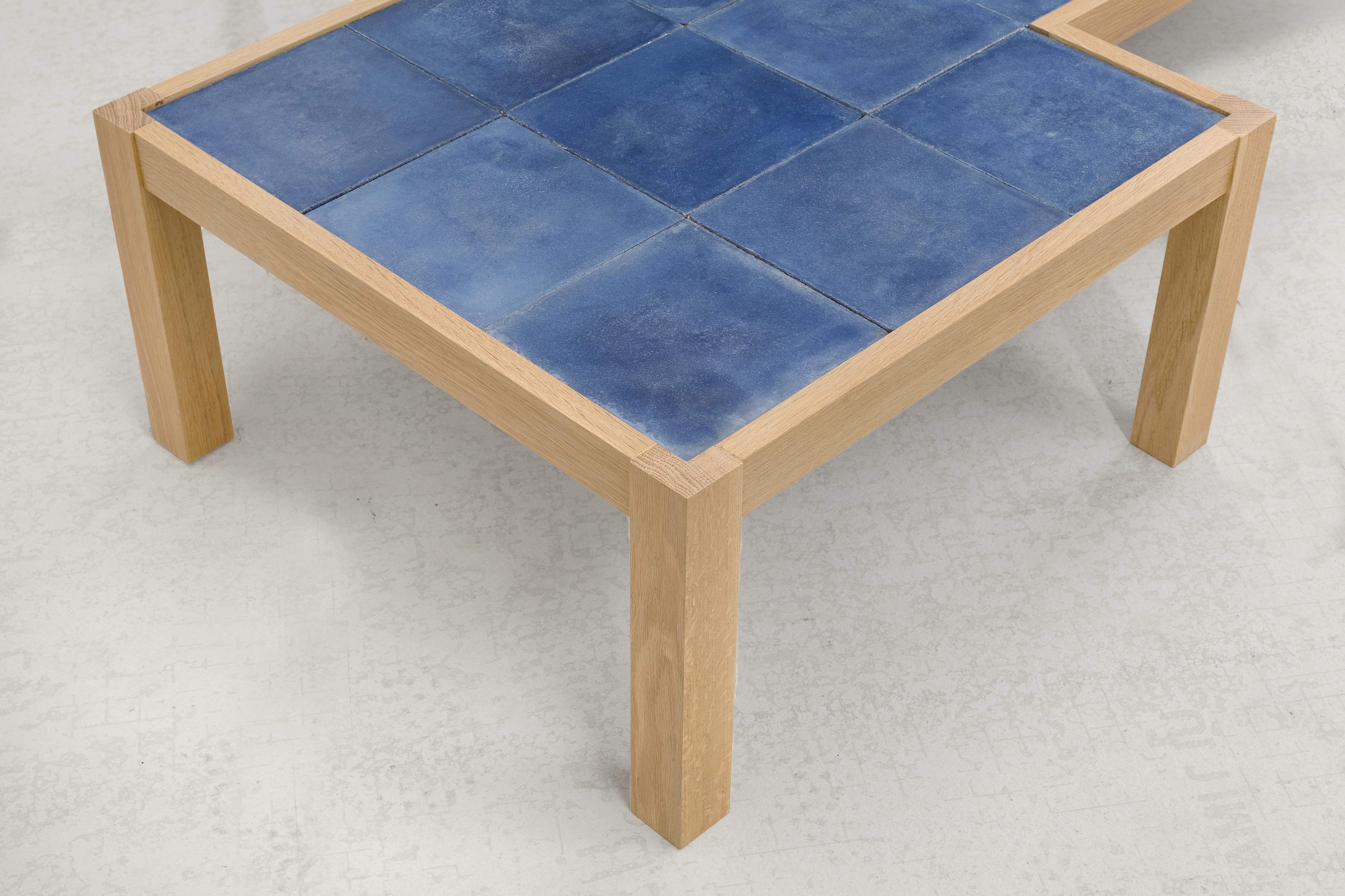 Zeitgenössischer niedriger Tisch aus Eiche Natur und blauen Kacheln von Vivian Carbonell (Kunststein) im Angebot