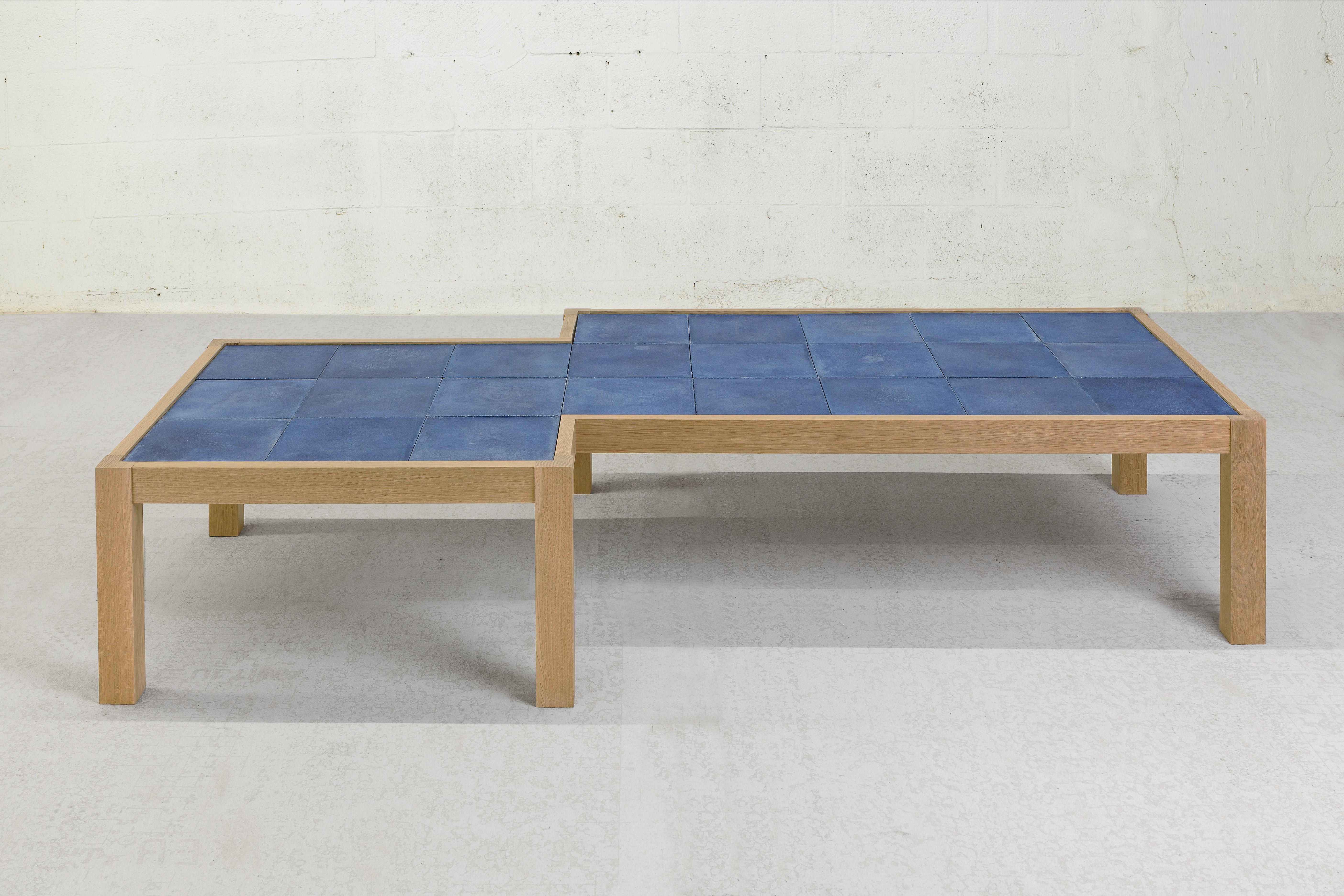 Table basse contemporaine Warm en chêne naturel et carreaux bleus de Vivian Carbonell en vente 1