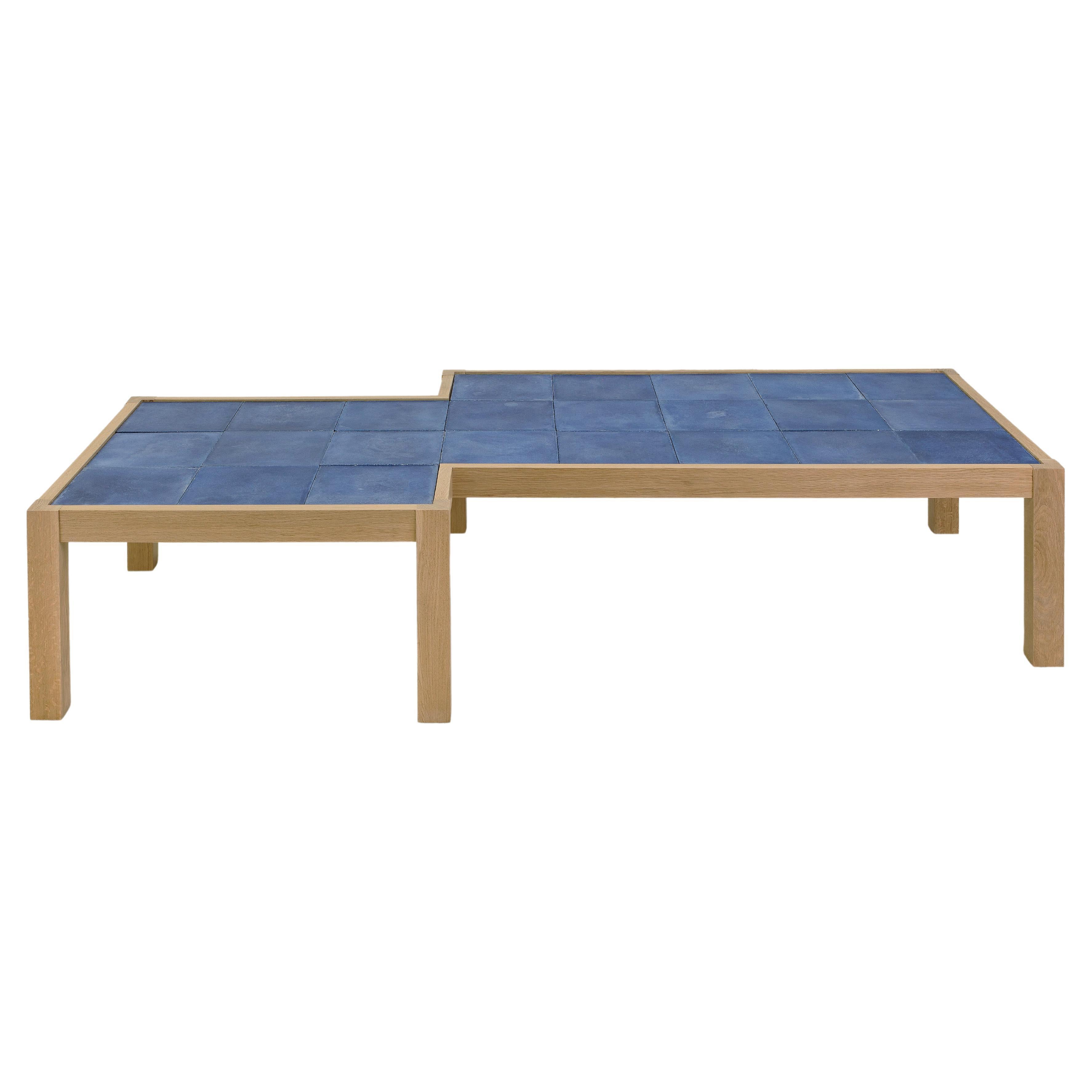 Table basse contemporaine Warm en chêne naturel et carreaux bleus de Vivian Carbonell