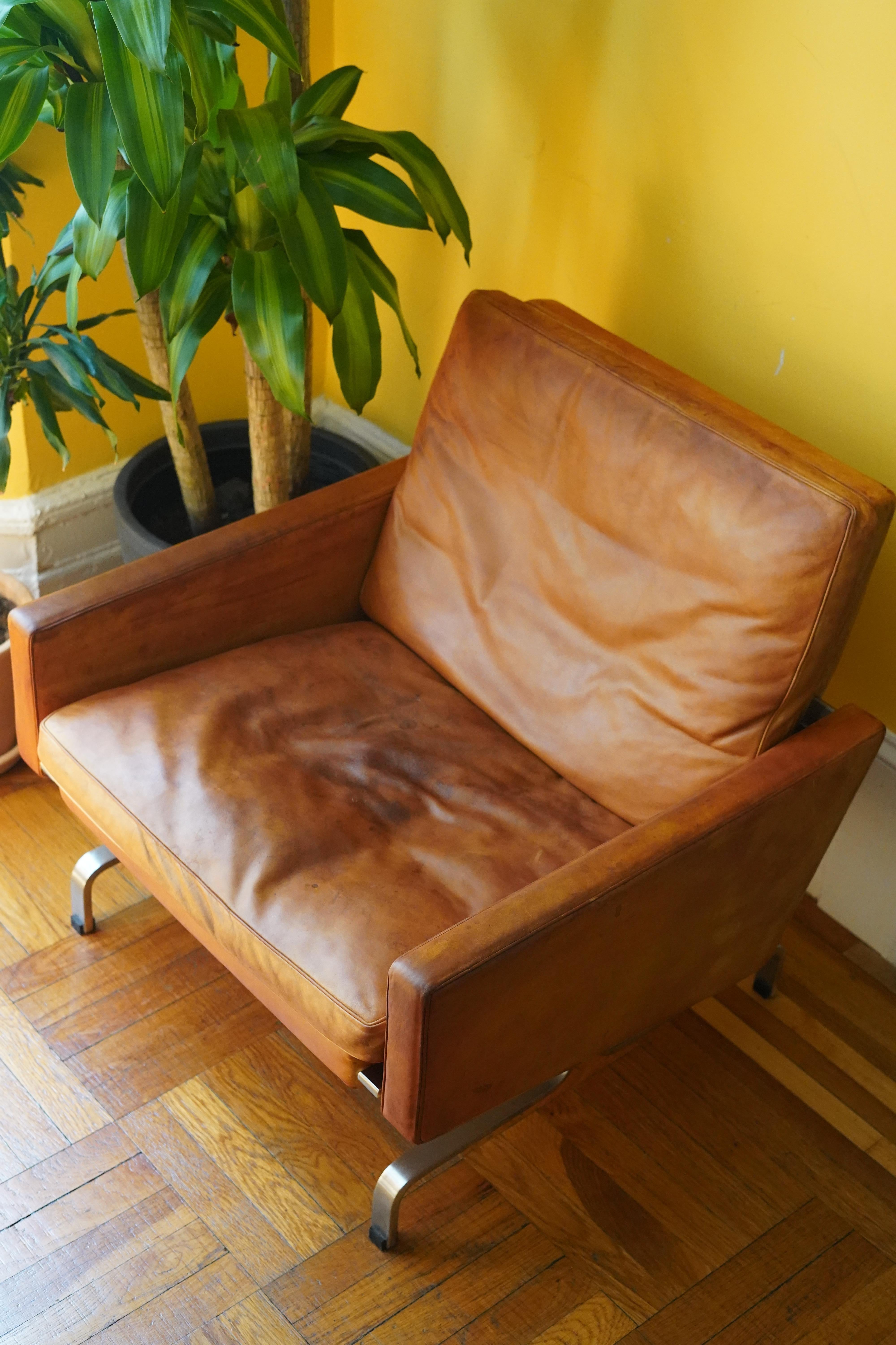 Chaise Fritz Hansen PK31 en cuir chaud couleur Havane foncé, année de production Danemark 1983,
Magnifique état patiné du cuir chaud de couleur havane sur un cadre en acier.
Le cuir vient d'être traité et est doux au toucher.

La livraison par la