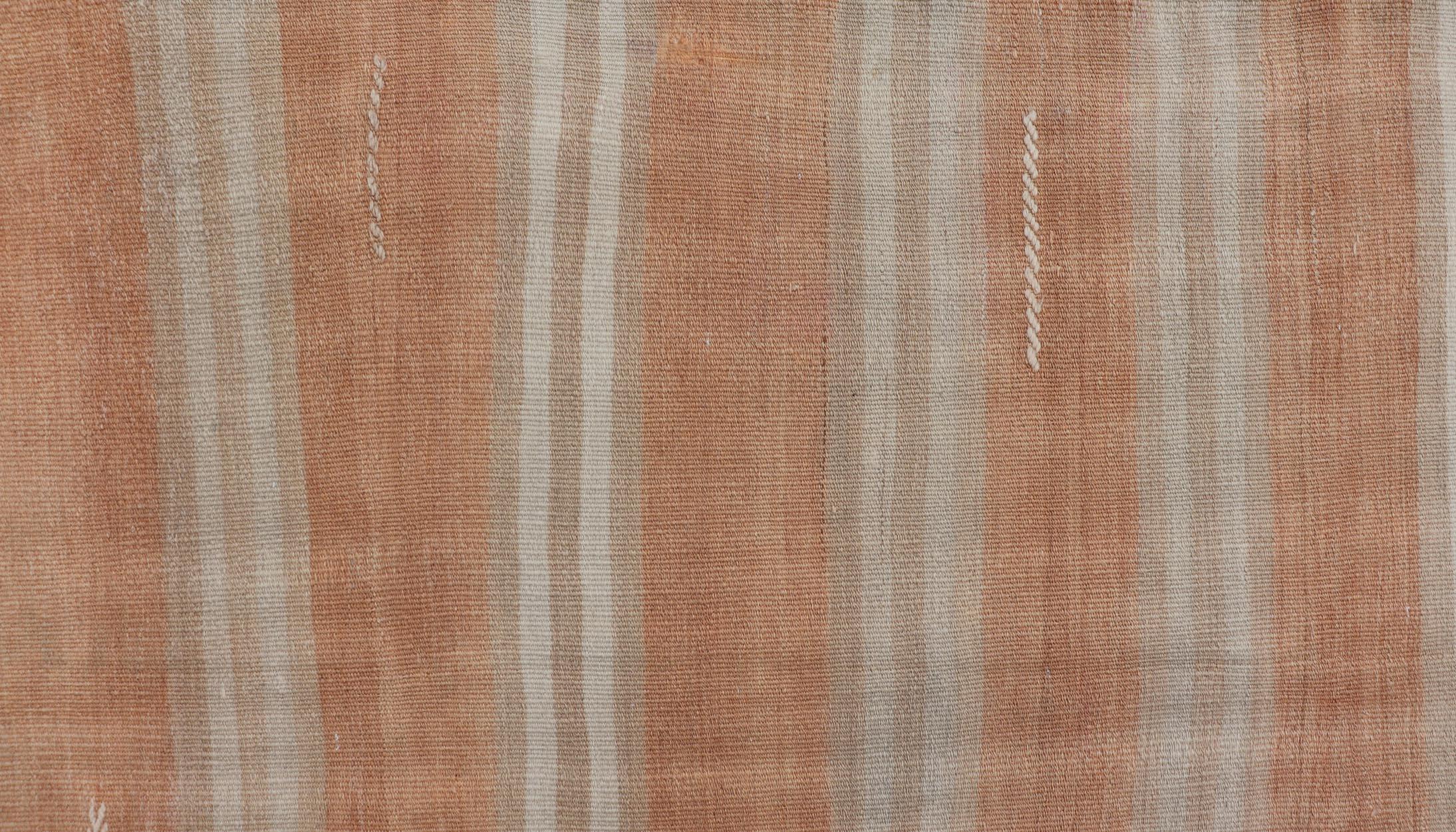 Mesures : 4'7 x 6'0 
Rug & Kilim Vintage turc à rayures 4'7 x 6'0
Keivan Woven Arts / Tapis / EN-15879 Pays d'origine / type : Turquie / Kilim 

Le tapis Rug & Kilim turc d'époque présente un magnifique éventail de tons chauds de la terre, avec des