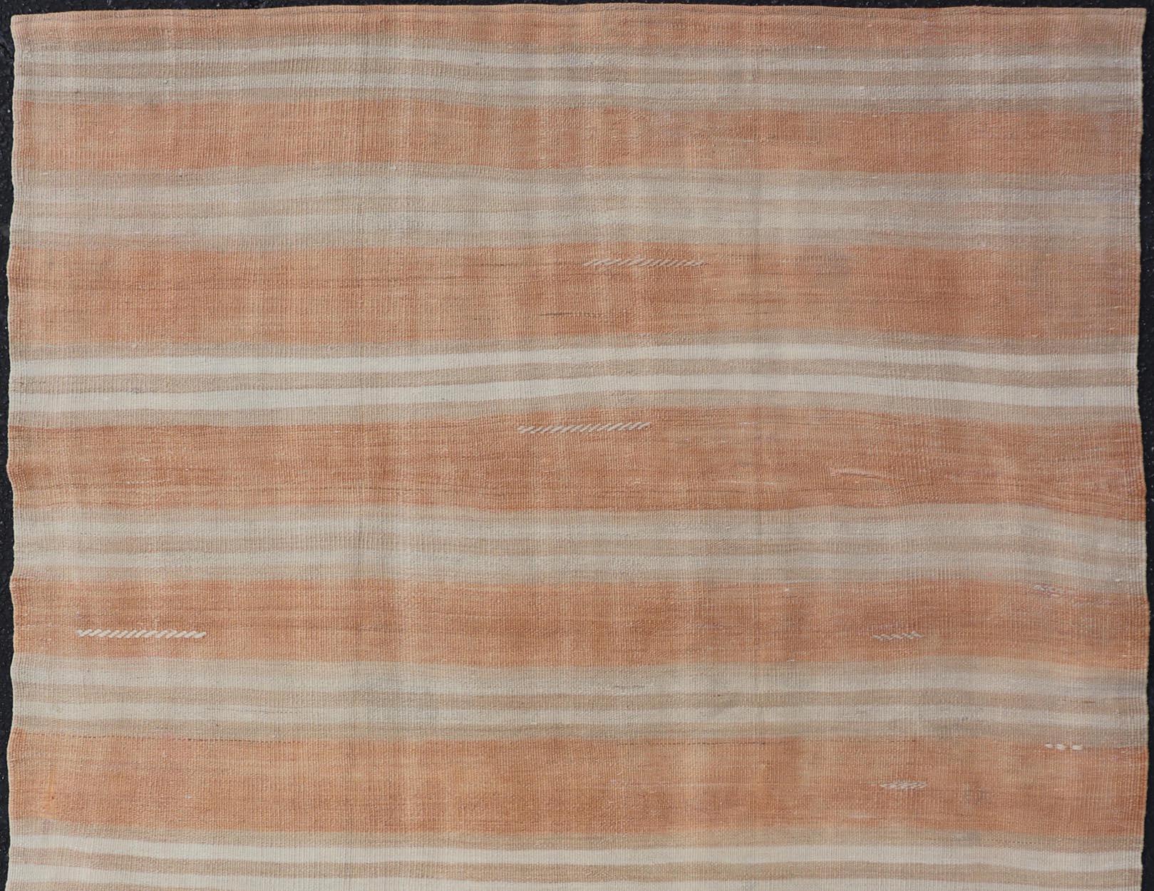 Turc Rug & Kilim Vintage turc à rayures 4'7 x 6'0 en vente