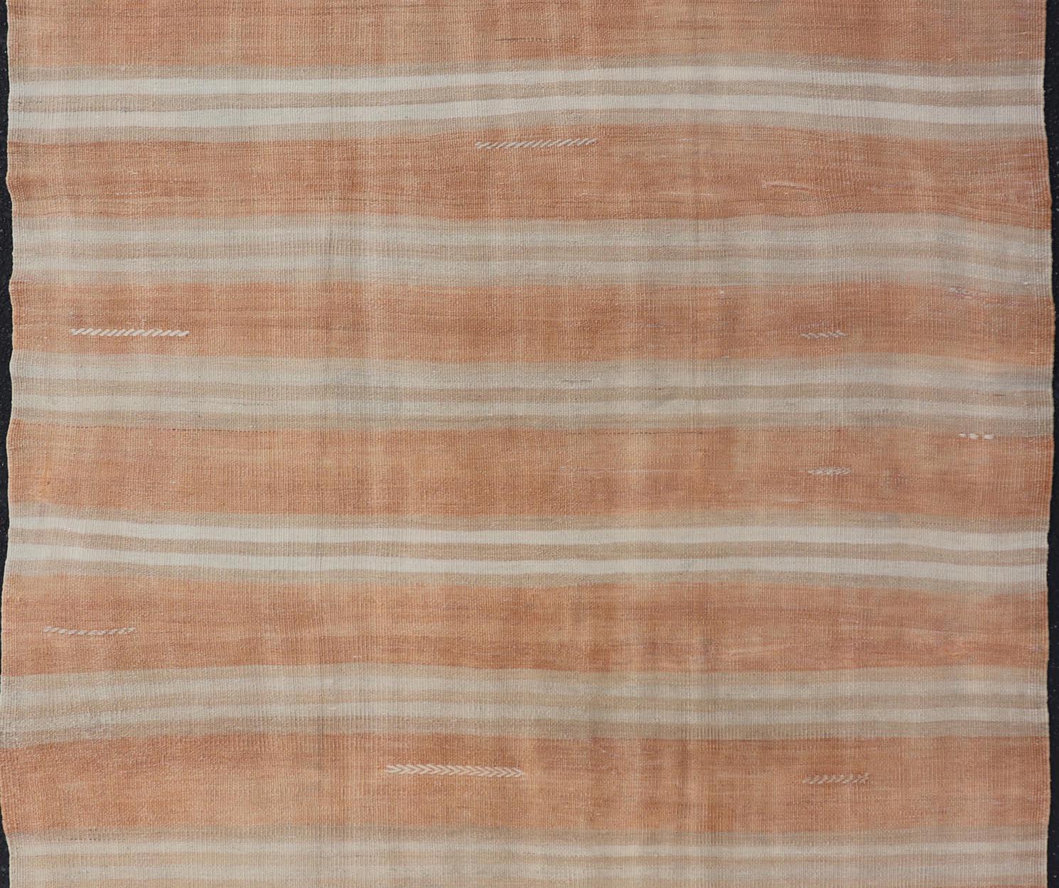 Tissé à la main Rug & Kilim Vintage turc à rayures 4'7 x 6'0 en vente