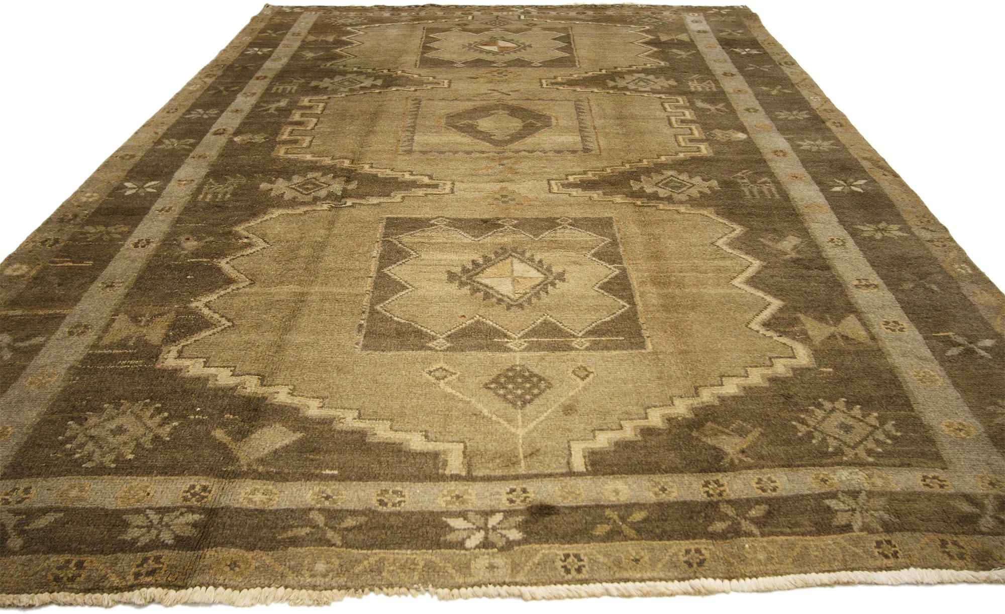 Warmer erdfarbener alter persischer Hamadan-Stammes-Teppich (Moderne) im Angebot