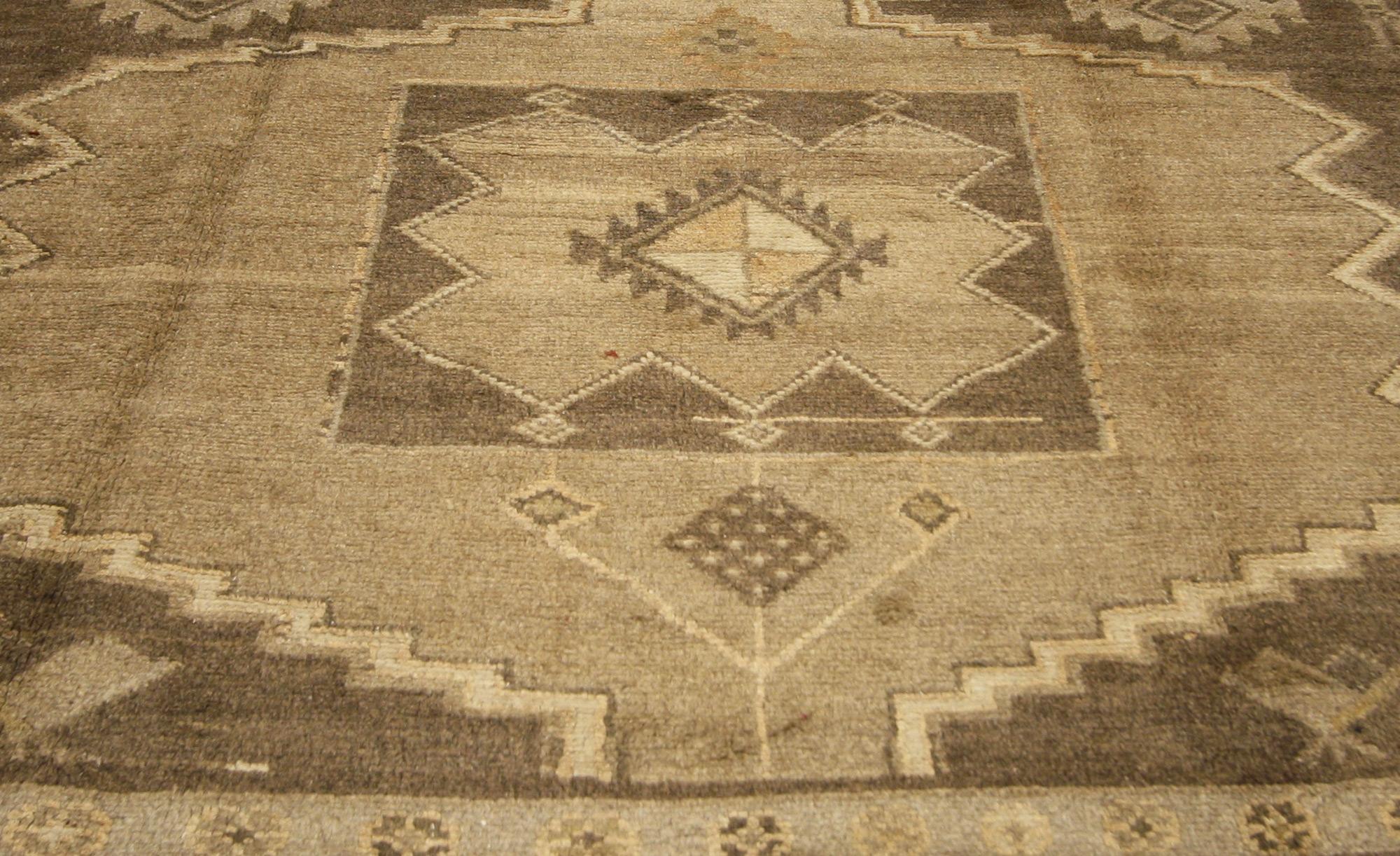 Warmer erdfarbener alter persischer Hamadan-Stammes-Teppich (Handgeknüpft) im Angebot