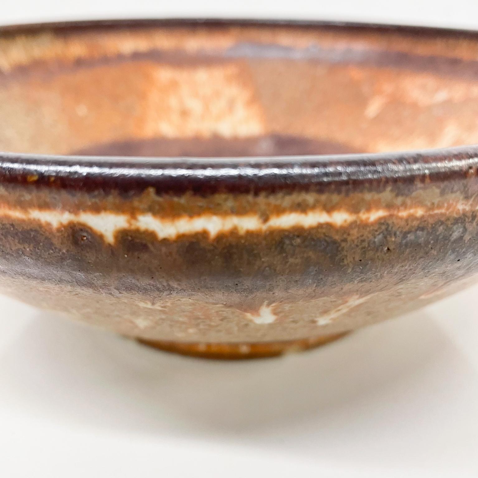1977 Speckled Art Pottery Bowl Signed Rucker In Good Condition For Sale In Chula Vista, CA