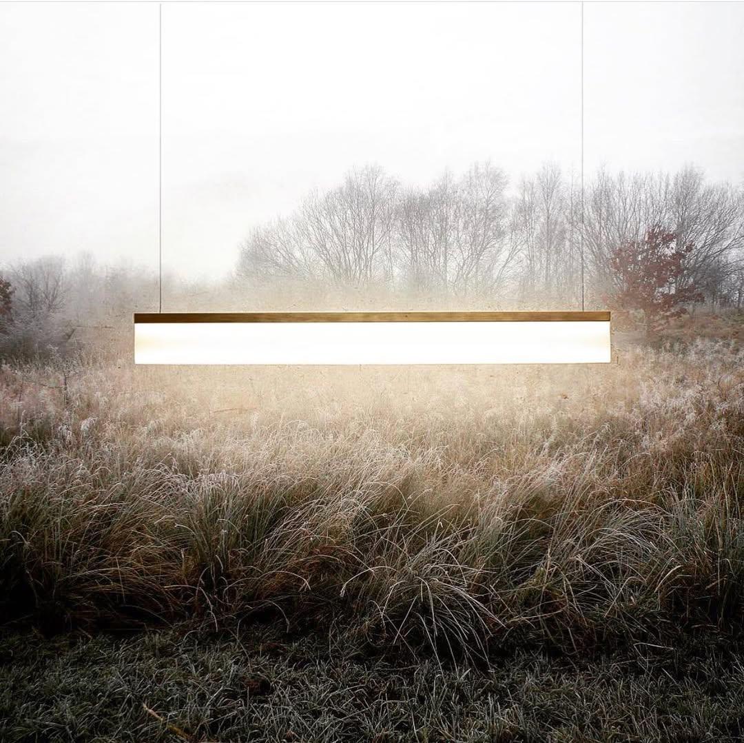 Lampada a sospensione lineare contemporanea in ottone con cornice oro caldo di Morghen Studio In condizioni Nuovo in vendita a Geneve, CH