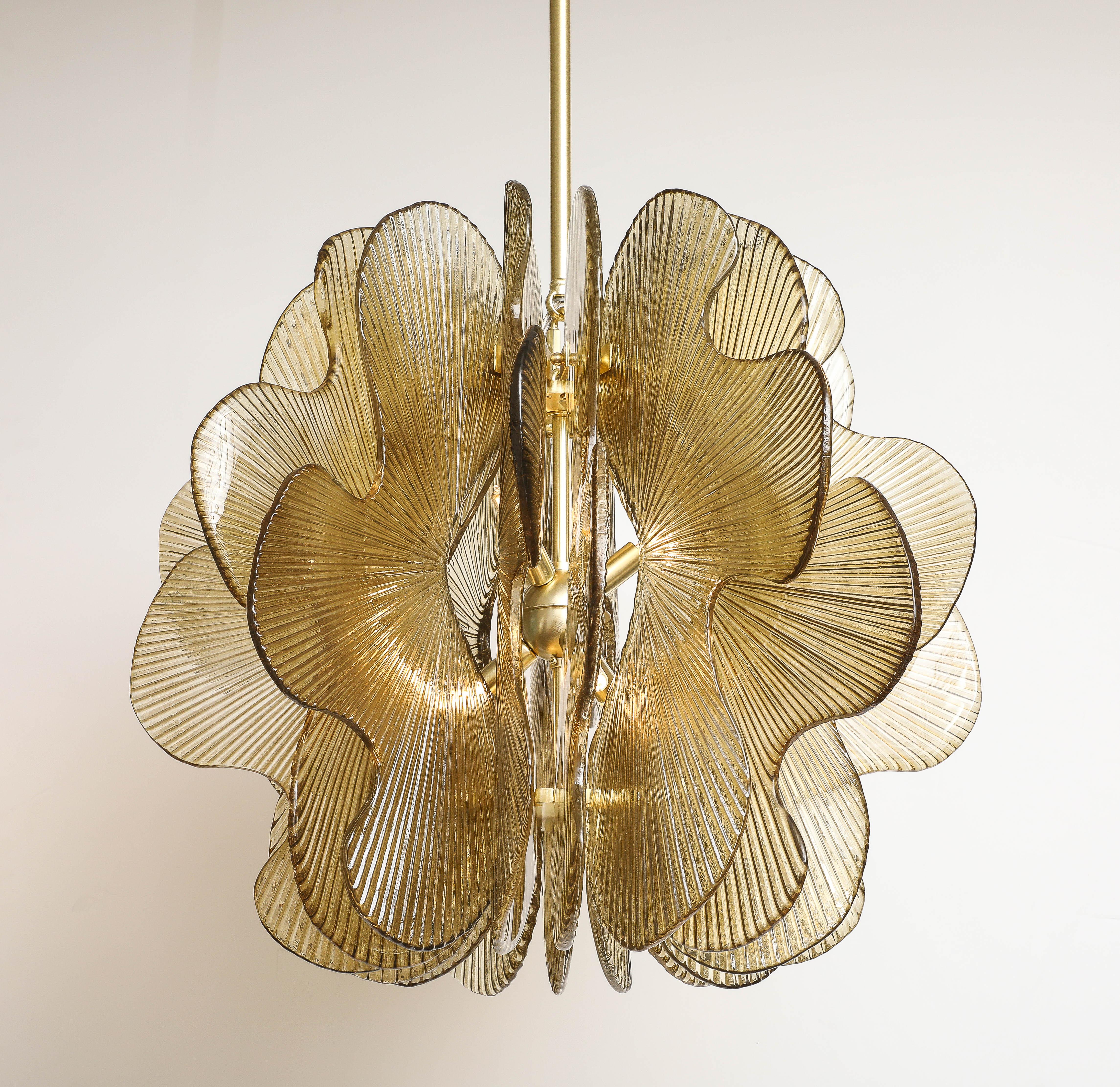 Bespoke Warm Gold Murano Glas Scalloped Floral Pendant Kronleuchter.
Dieser einzigartige, in Venedig handgefertigte Kronleuchter besteht aus einzeln handgegossenen, geschwungenen Elementen aus Murano-Glas in einem satten, warmen Goldton, die ein