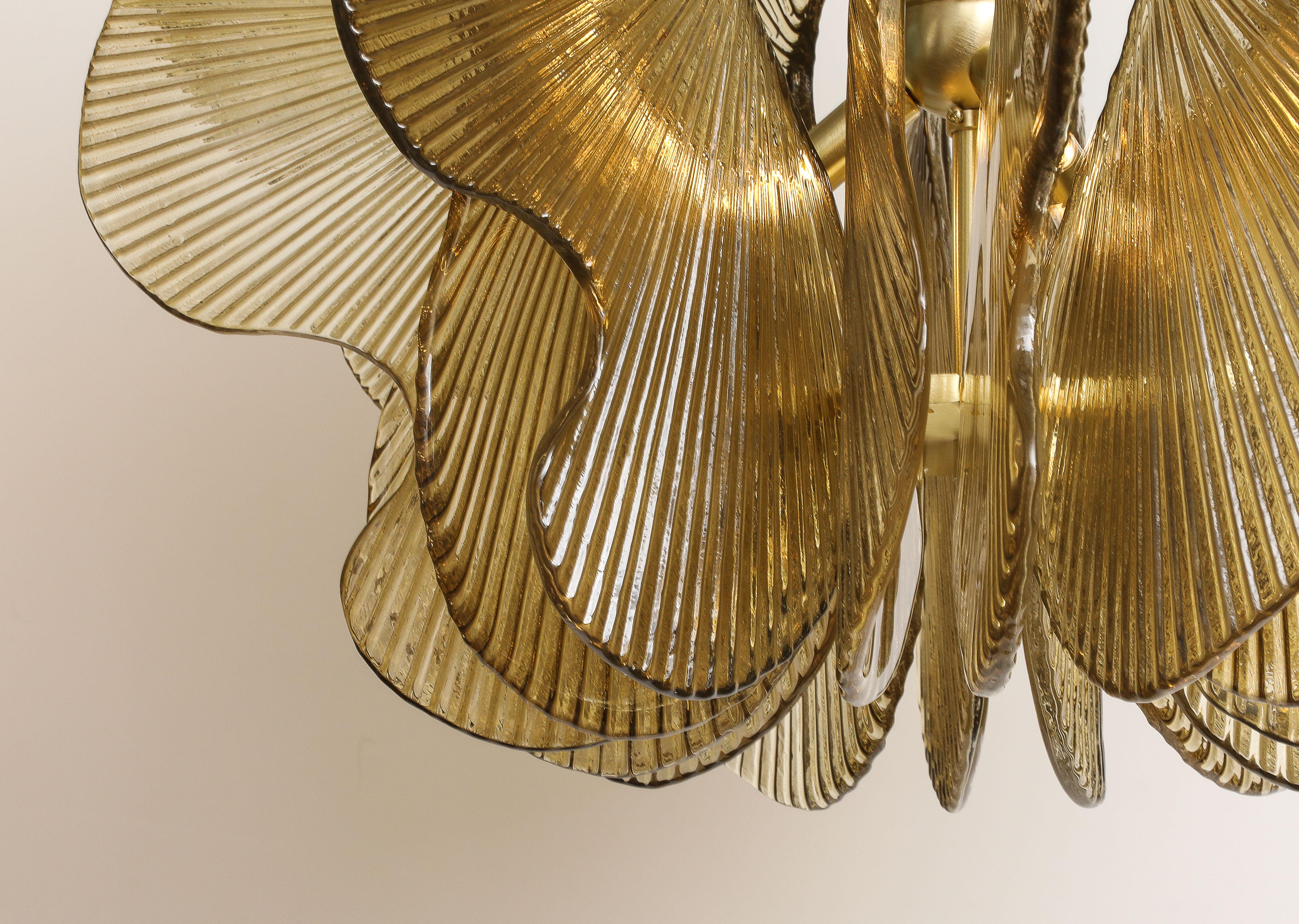 Warmes Gold Murano Glas Blume Scalloped Anhänger Kronleuchter, Italien (Moderne der Mitte des Jahrhunderts) im Angebot