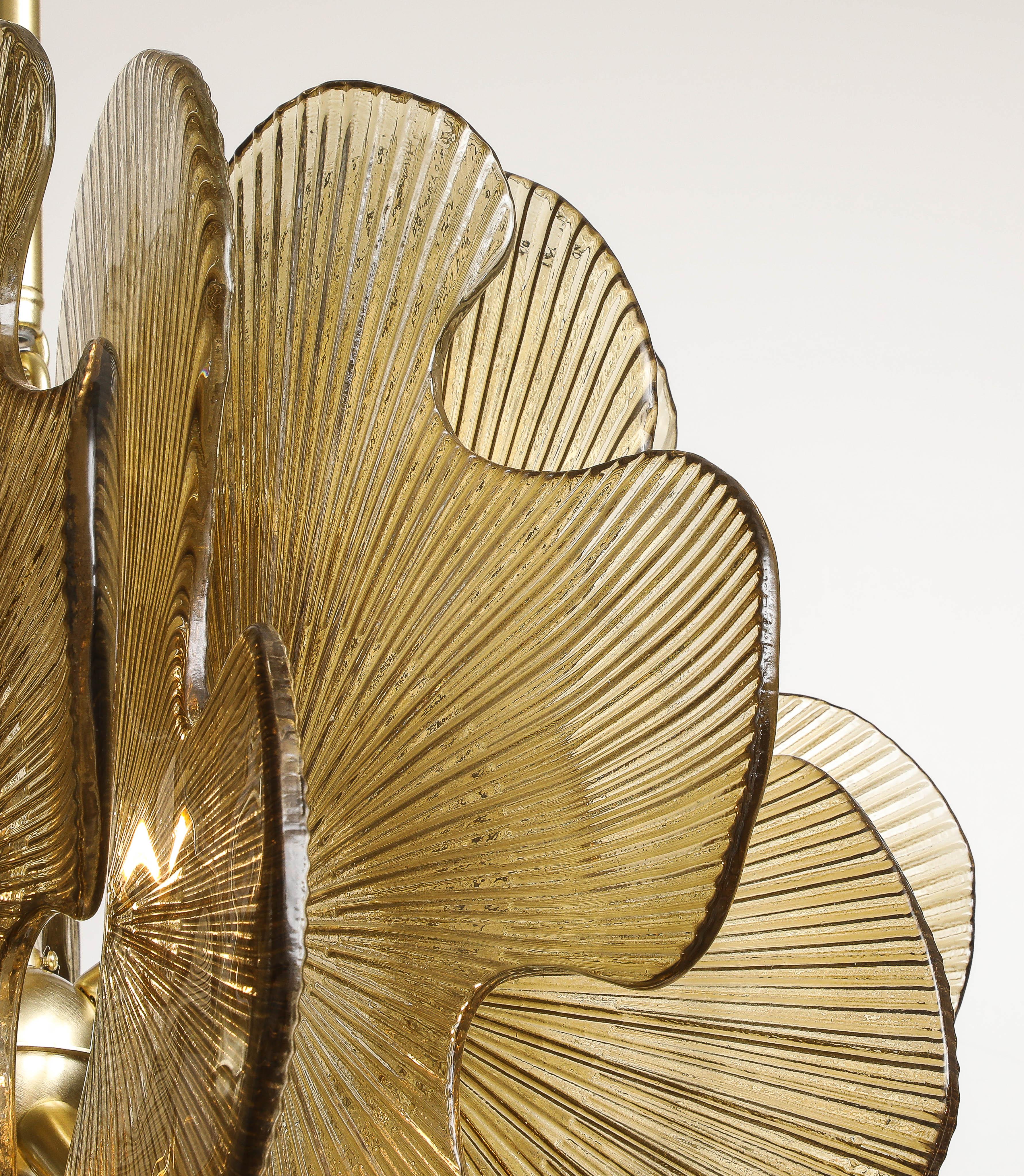 Warmes Gold Murano Glas Blume Scalloped Anhänger Kronleuchter, Italien (Handgefertigt) im Angebot