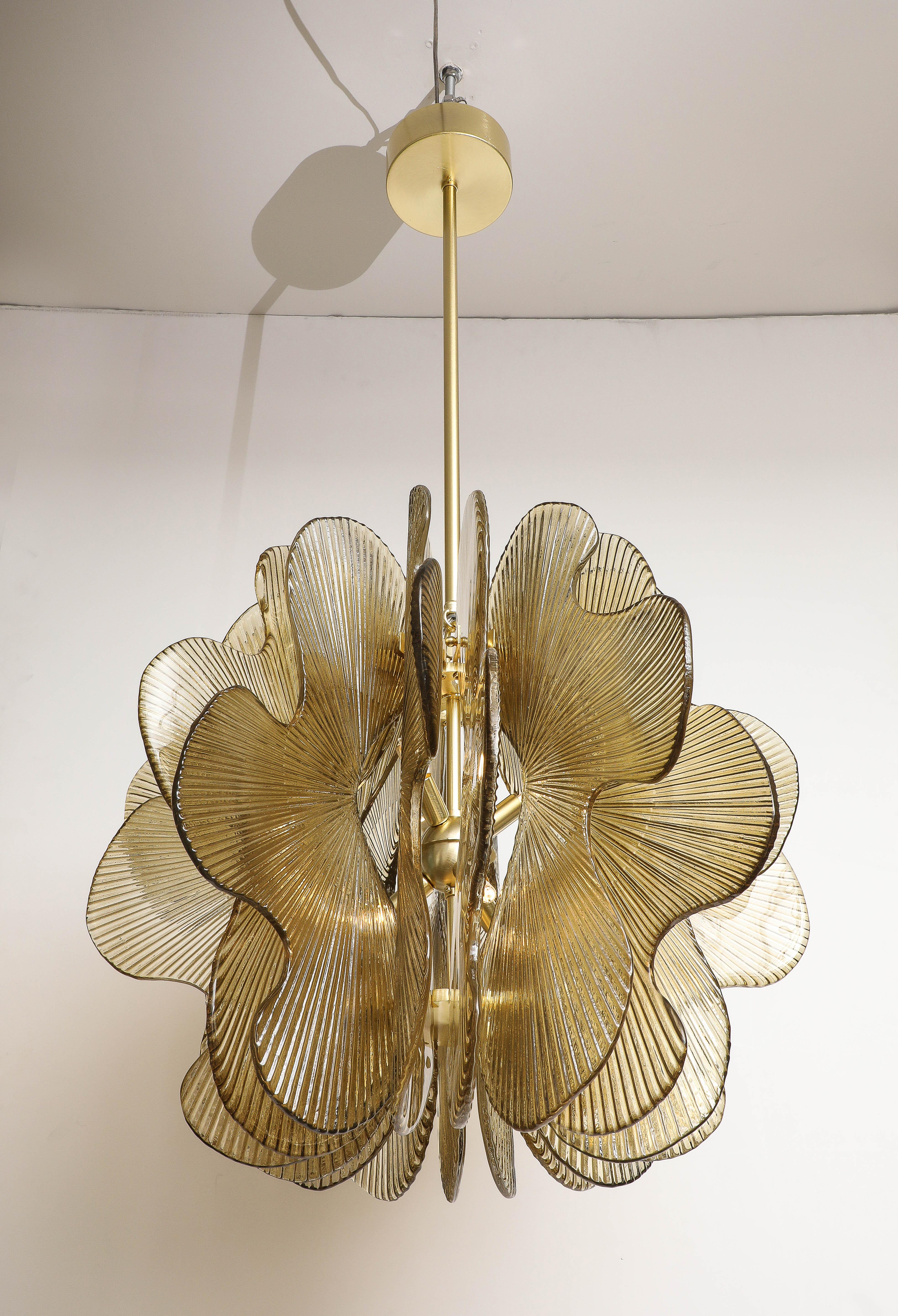 Warmes Gold Murano Glas Blume Scalloped Anhänger Kronleuchter, Italien (21. Jahrhundert und zeitgenössisch) im Angebot