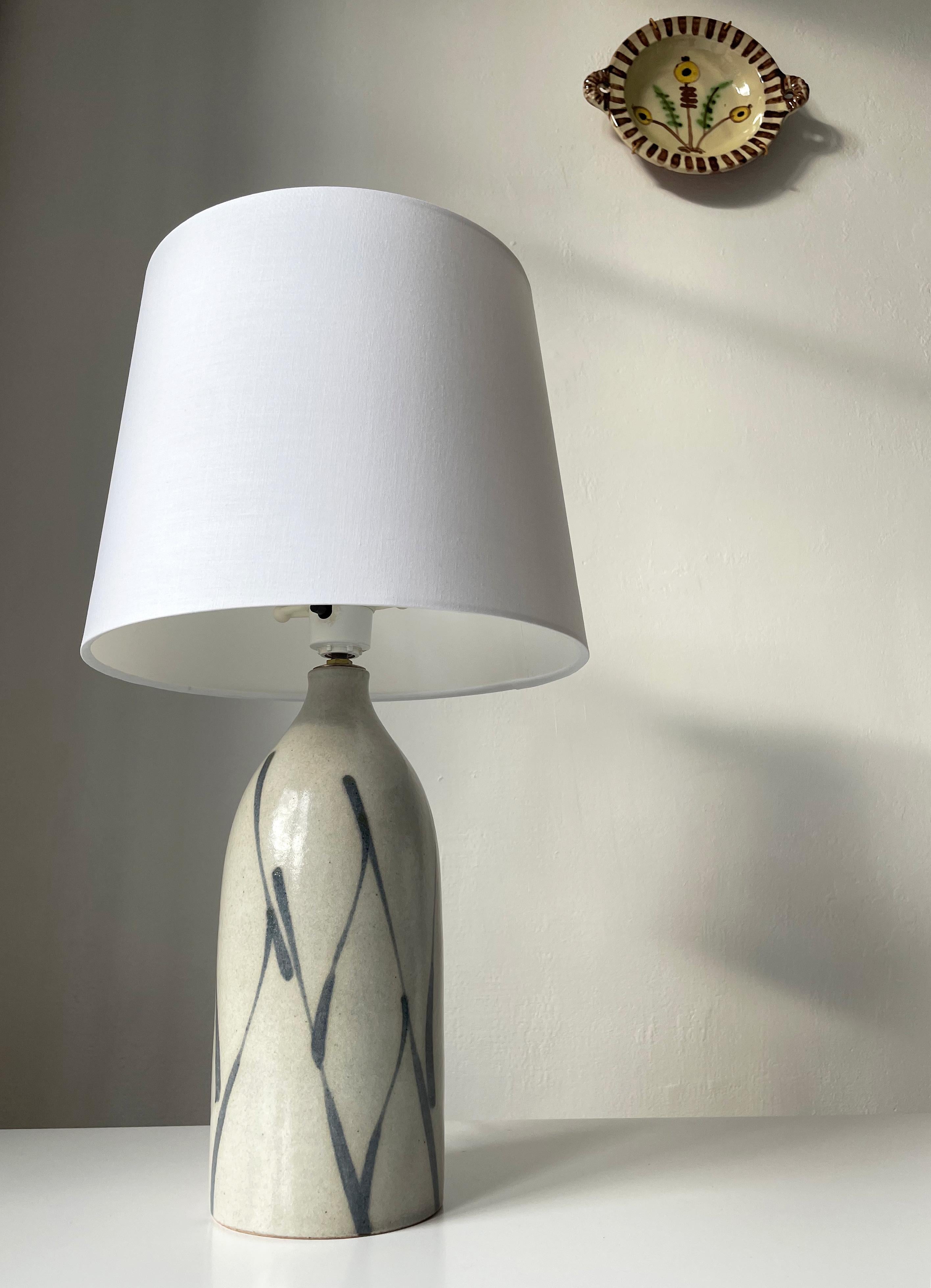 Hand-Crafted Soft Lined Kähler Danish Modern Graphic Table Lamp, 1960s For Sale