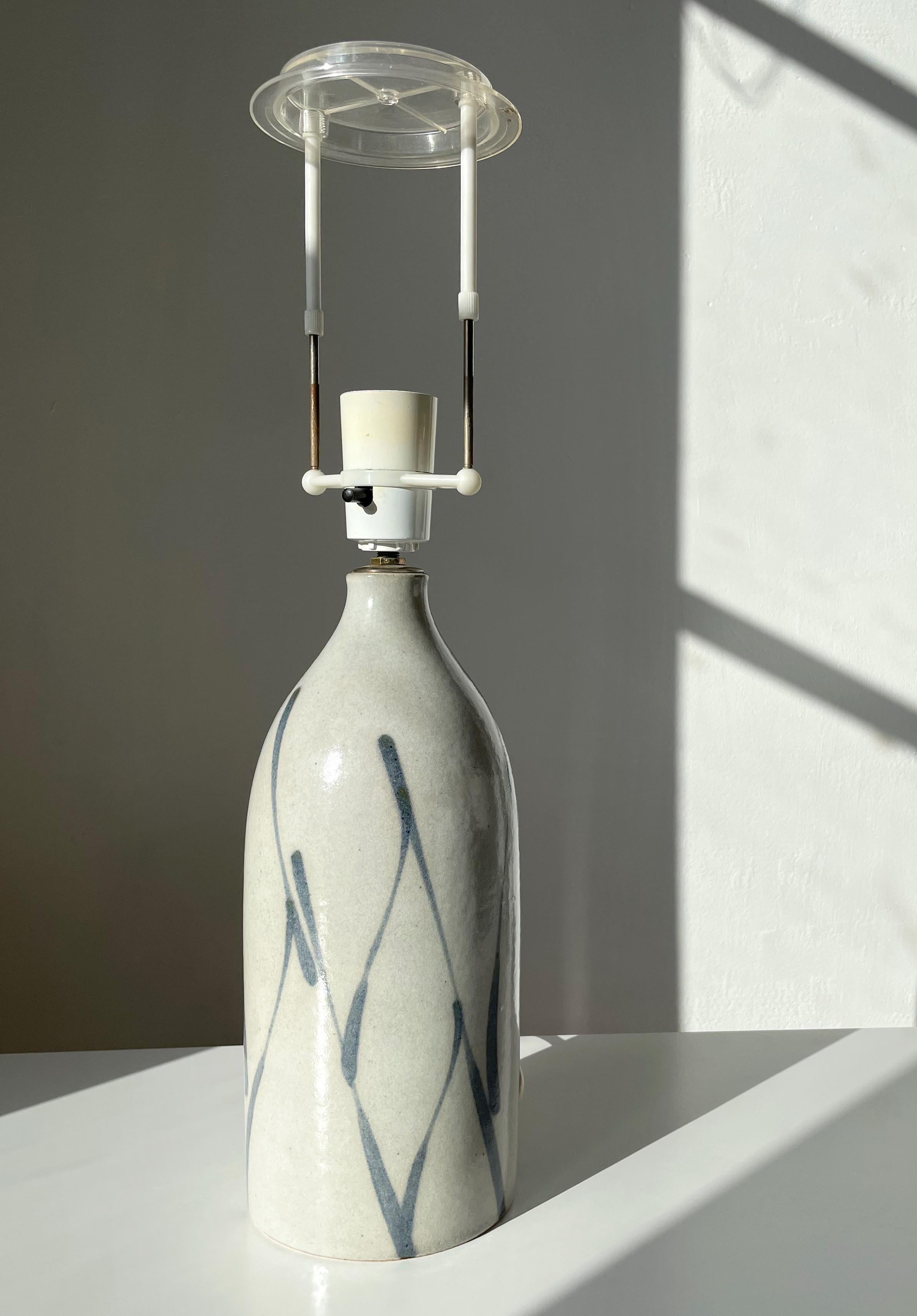 Soft Lined Kähler Danish Modern Graphic Table Lamp, 1960s For Sale 2