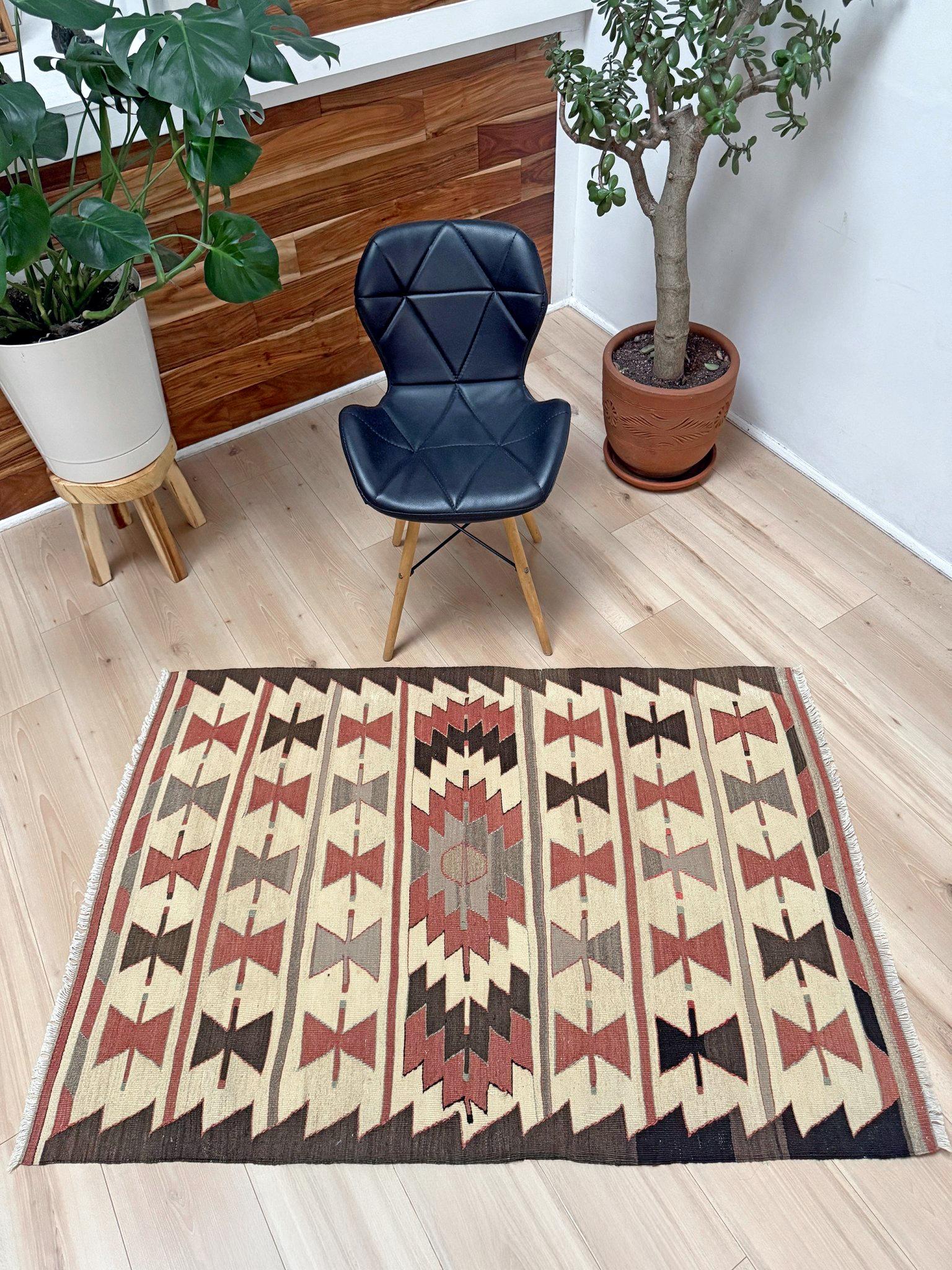 Tessuto a mano Kilim Mut avorio caldo - Tappeto tribale turco a trama piatta in stile Navajo (3'x5') - 1970s in vendita
