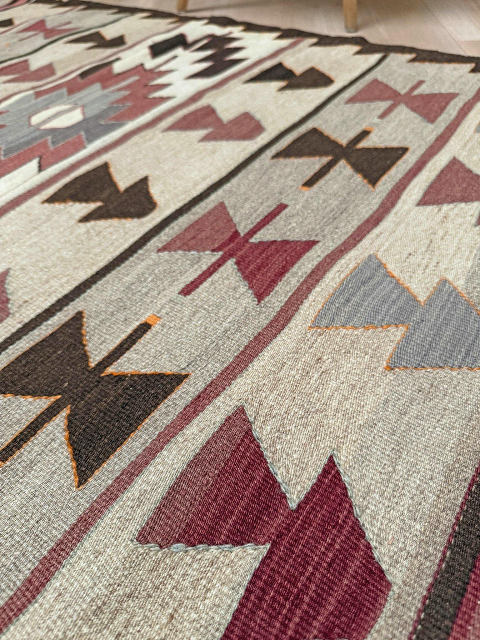 Dieser in der südtürkischen Region Mut handgewebte Kelim aus der Mitte des Jahrhunderts zeigt eine kühne, von den Navajo inspirierte Komposition aus übereinander gestapelten geometrischen Medaillons, Pfeil-Motiven und sich wiederholenden