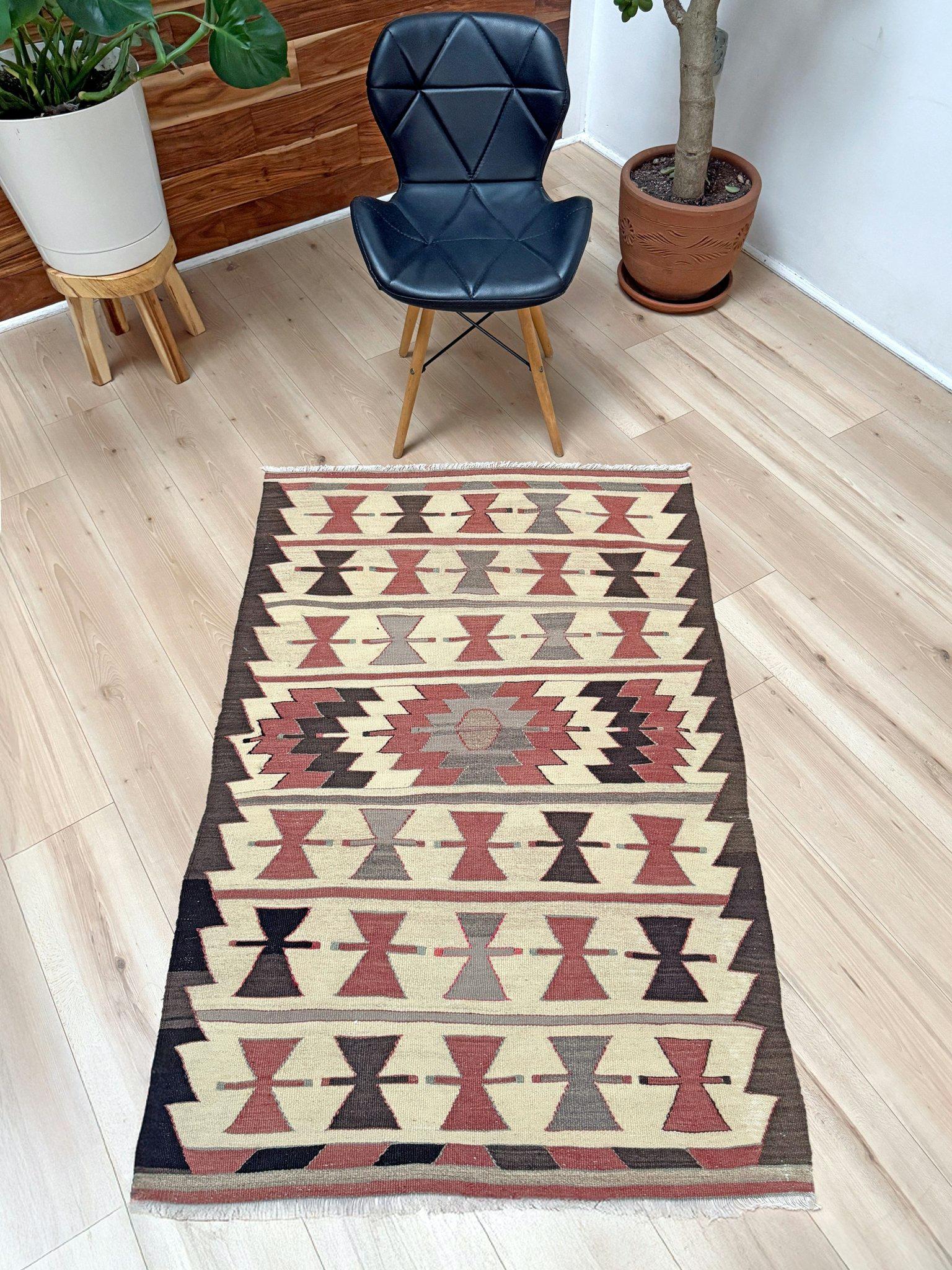 Turco Kilim Mut avorio caldo - Tappeto tribale turco a trama piatta in stile Navajo (3'x5') - 1970s in vendita