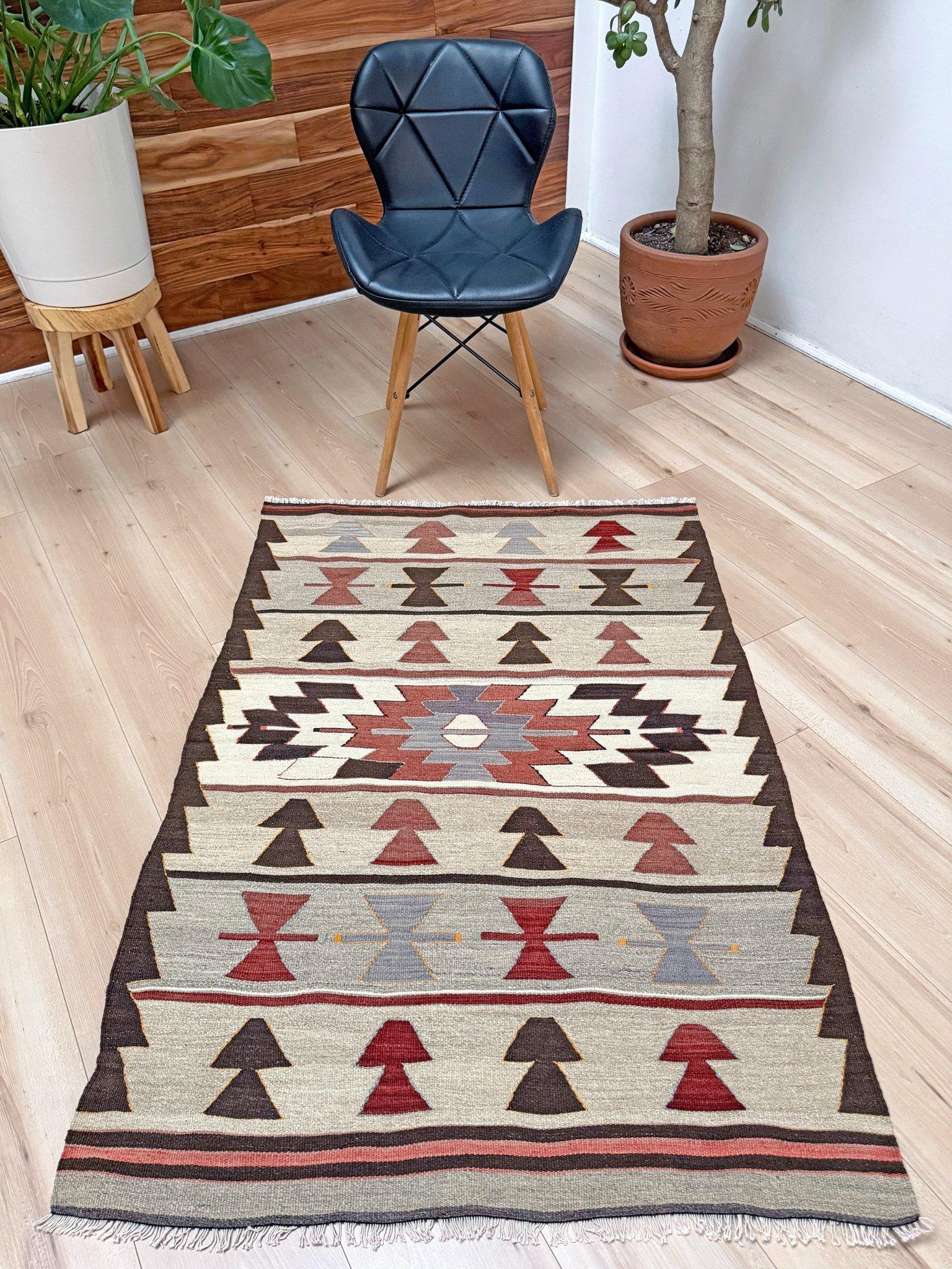 Warmes Elfenbein Mut Kilim - • Navajo Stil Türkischer Stammes-Teppich (3'x5') - • 1970s (Kelim) im Angebot