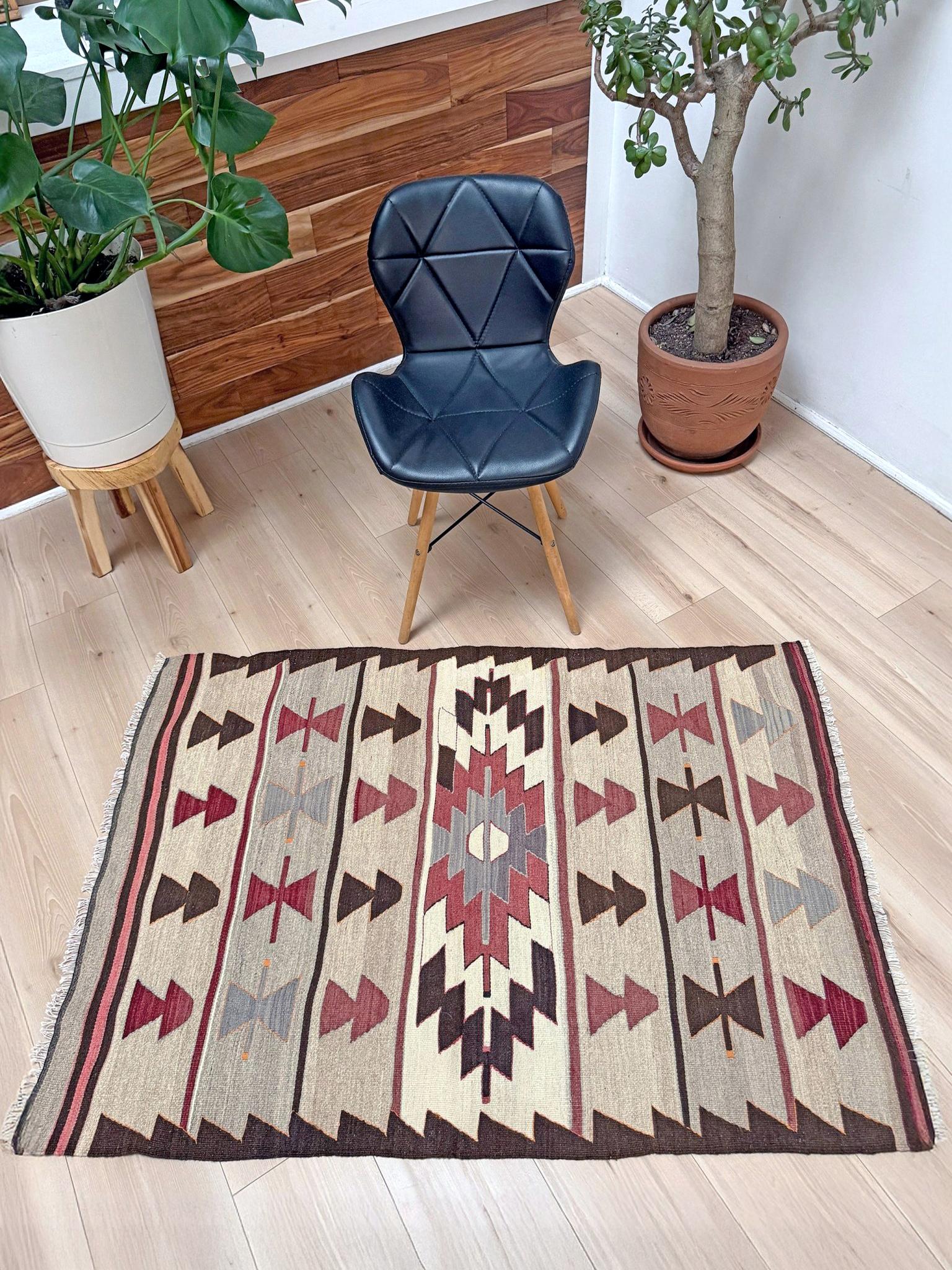 Warmes Elfenbein Mut Kilim - • Navajo Stil Türkischer Stammes-Teppich (3'x5') - • 1970s (Handgewebt) im Angebot