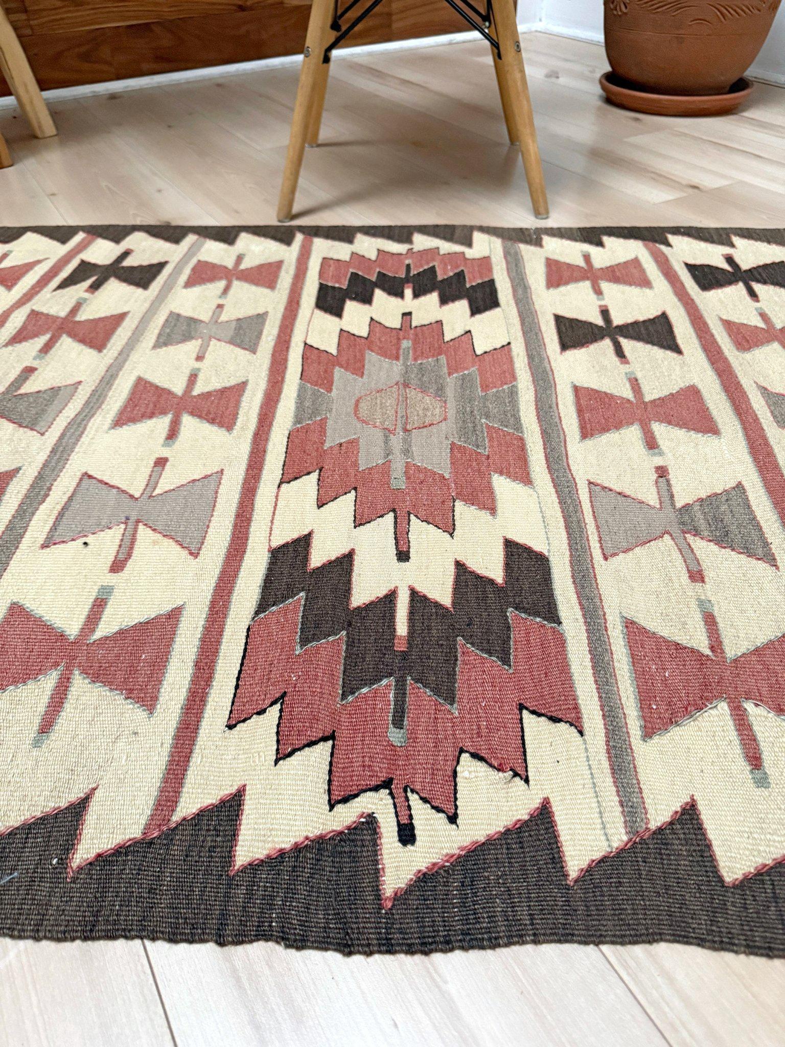 Kilim Mut avorio caldo - Tappeto tribale turco a trama piatta in stile Navajo (3'x5') - 1970s In condizioni buone in vendita a Burlingame, CA