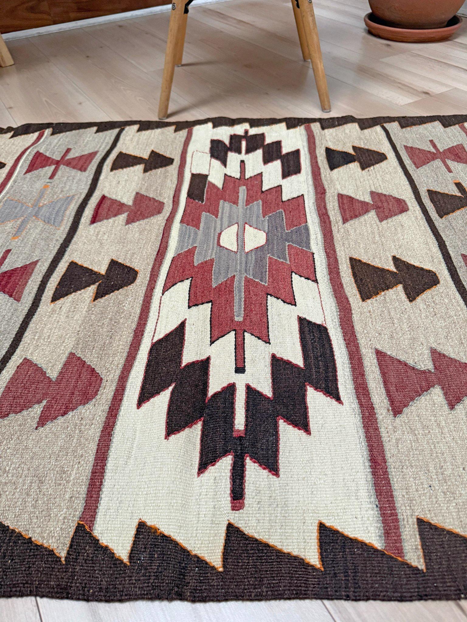 Warmes Elfenbein Mut Kilim - • Navajo Stil Türkischer Stammes-Teppich (3'x5') - • 1970s im Zustand „Hervorragend“ im Angebot in Burlingame, CA