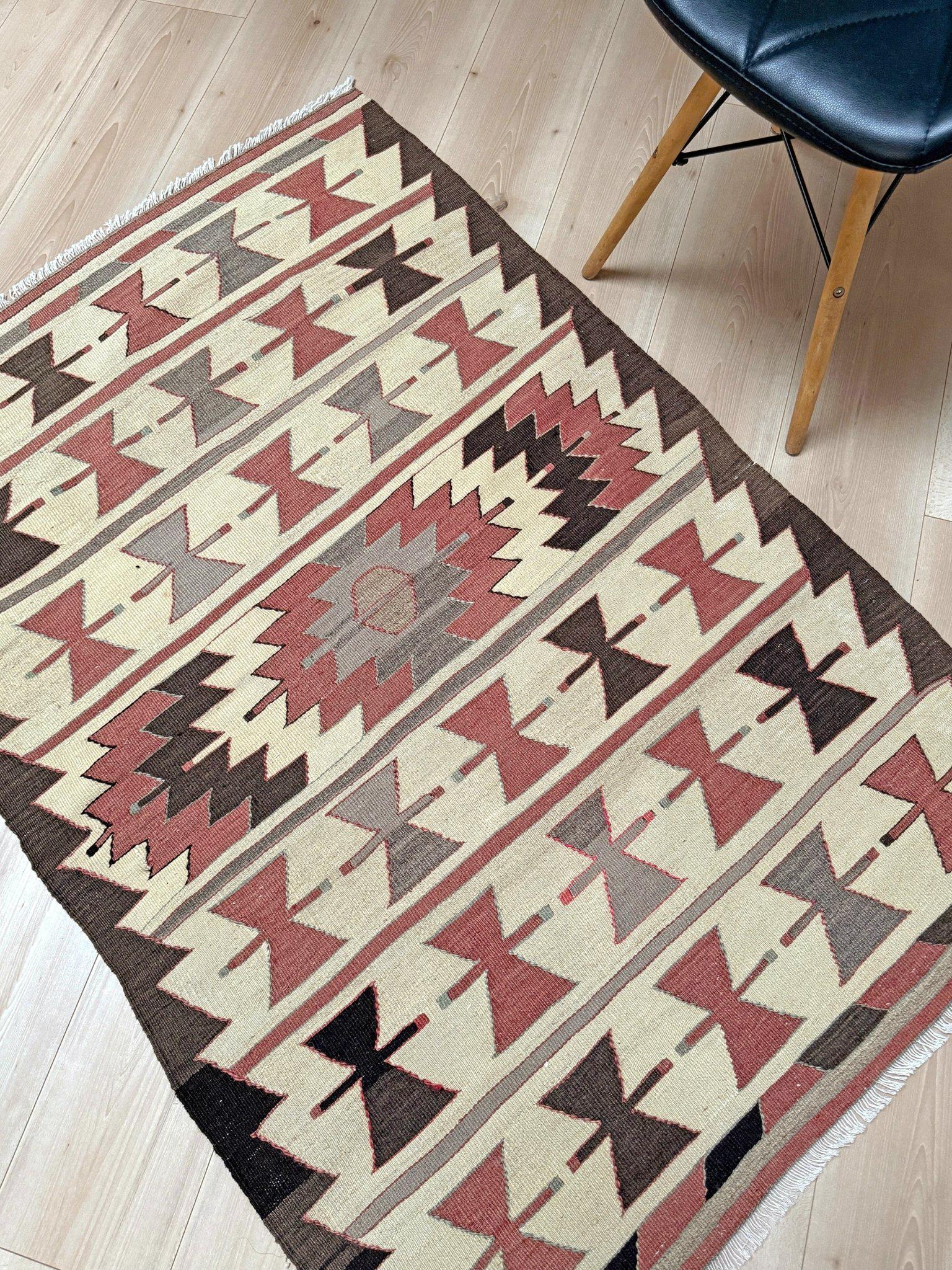 Fine XX secolo Kilim Mut avorio caldo - Tappeto tribale turco a trama piatta in stile Navajo (3'x5') - 1970s in vendita