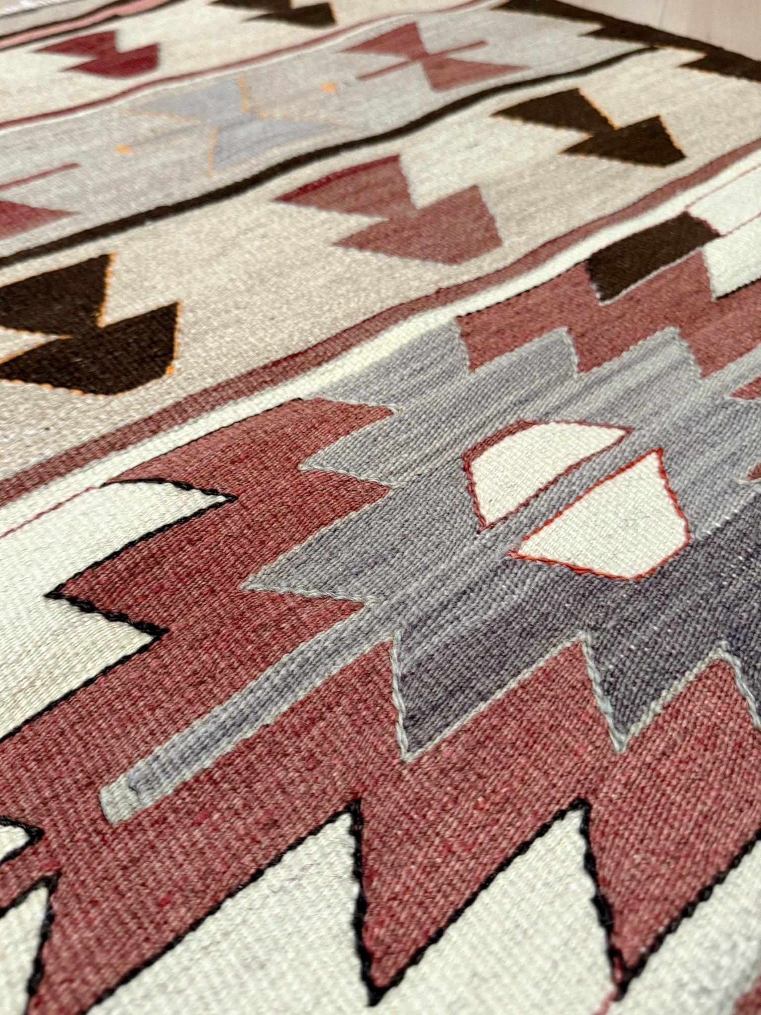Warmes Elfenbein Mut Kilim - • Navajo Stil Türkischer Stammes-Teppich (3'x5') - • 1970s (Wolle) im Angebot