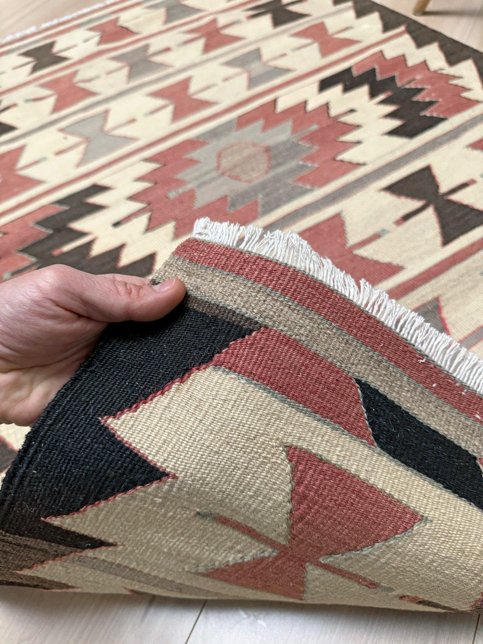 Kilim Mut avorio caldo - Tappeto tribale turco a trama piatta in stile Navajo (3'x5') - 1970s in vendita 1