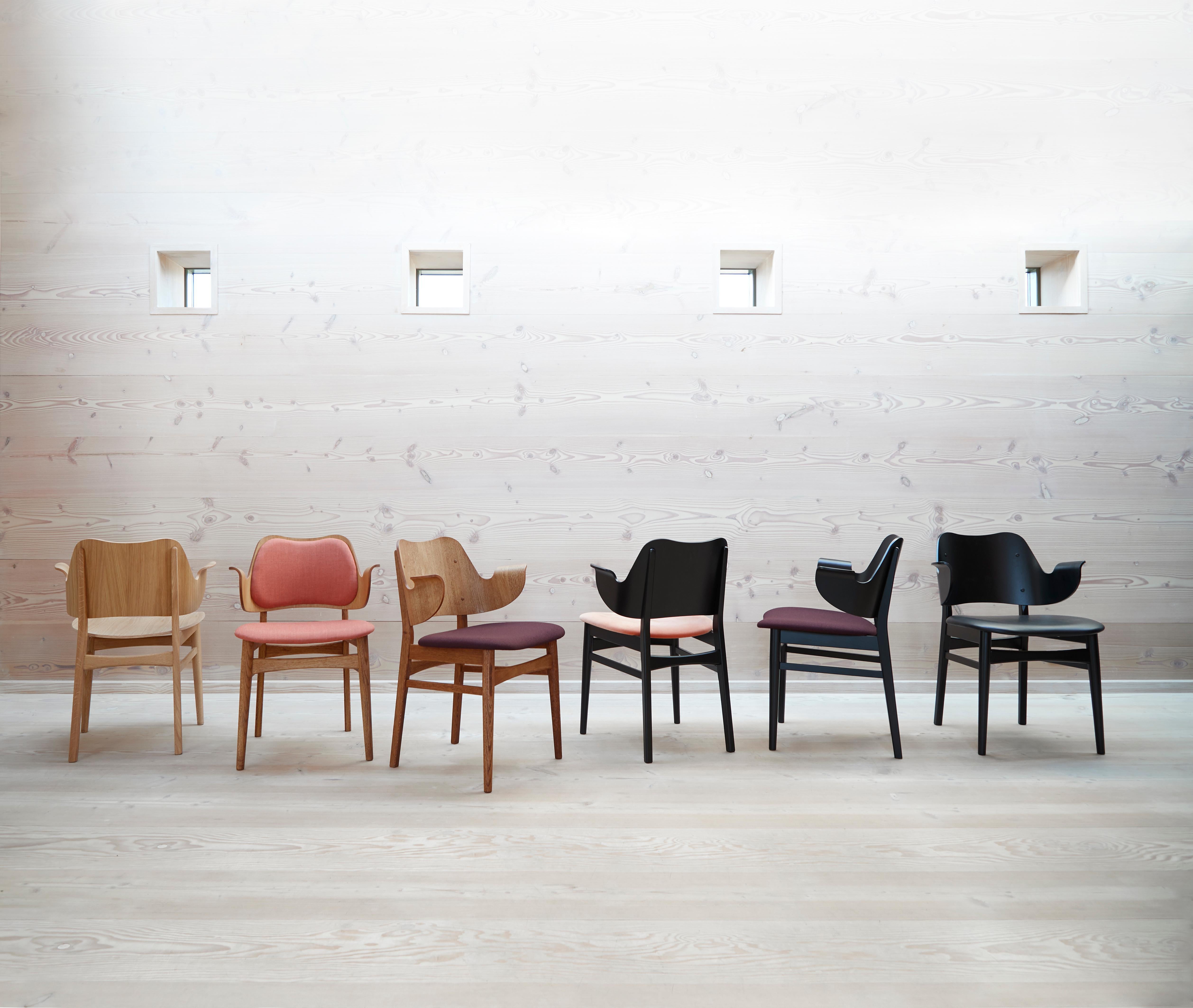 Legno Sedia monocromatica Warm Nordic Gesture completamente imbottita in nero, di Hans Olsen in vendita