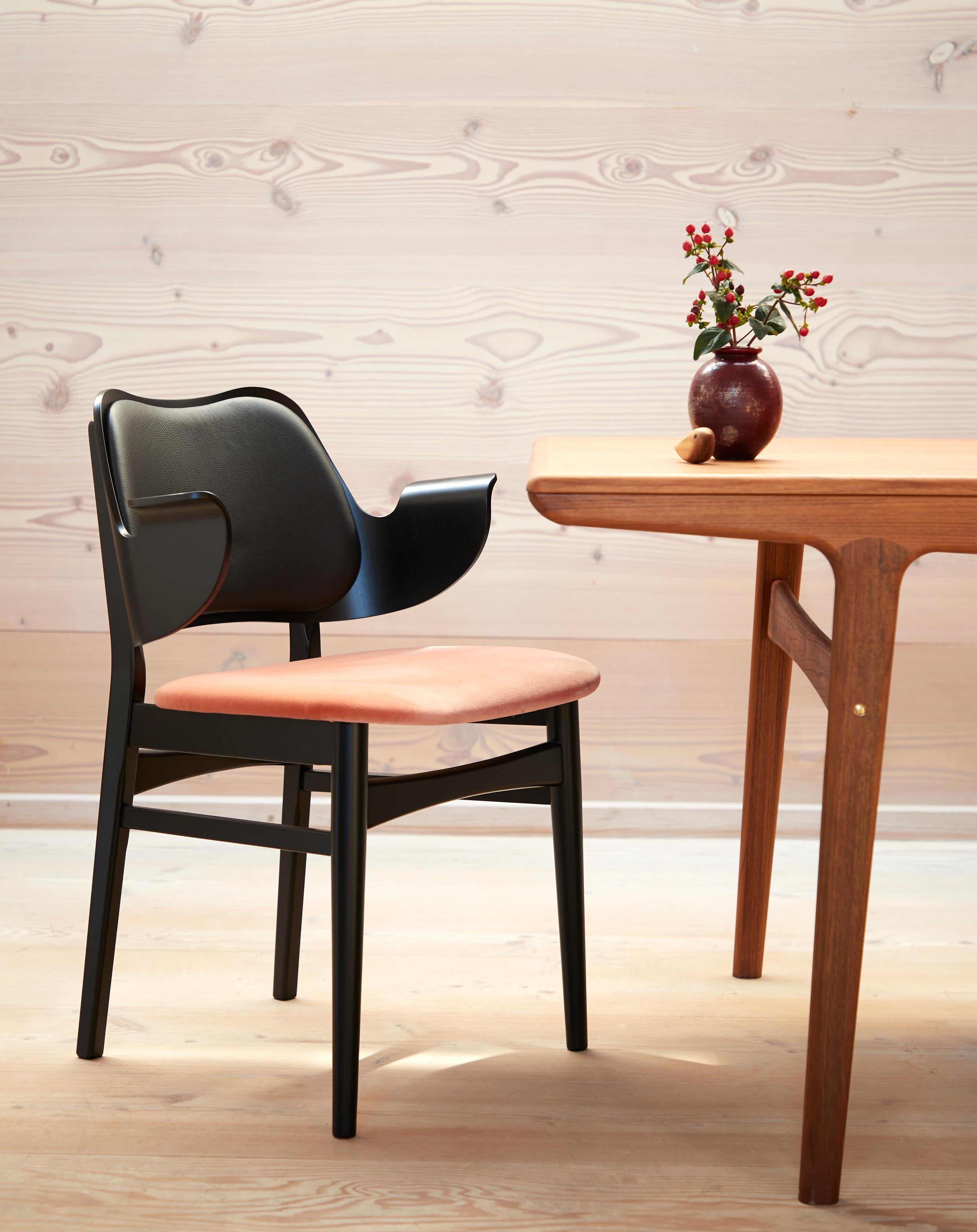 Sedia monocromatica Warm Nordic Gesture completamente imbottita in nero, di Hans Olsen in vendita 1