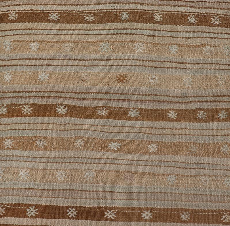 Misure: 3'2 x 9'8 
Runner Kilim turco vintage a strisce beige e marroni dai toni caldi 3'2 x 9'8 . Keivan Woven Arts / Tappeto / EN-15885 Paese d'origine / tipo: Turchia / Kilim 

Il runner kilim turco presenta un design caldo e invitante -
