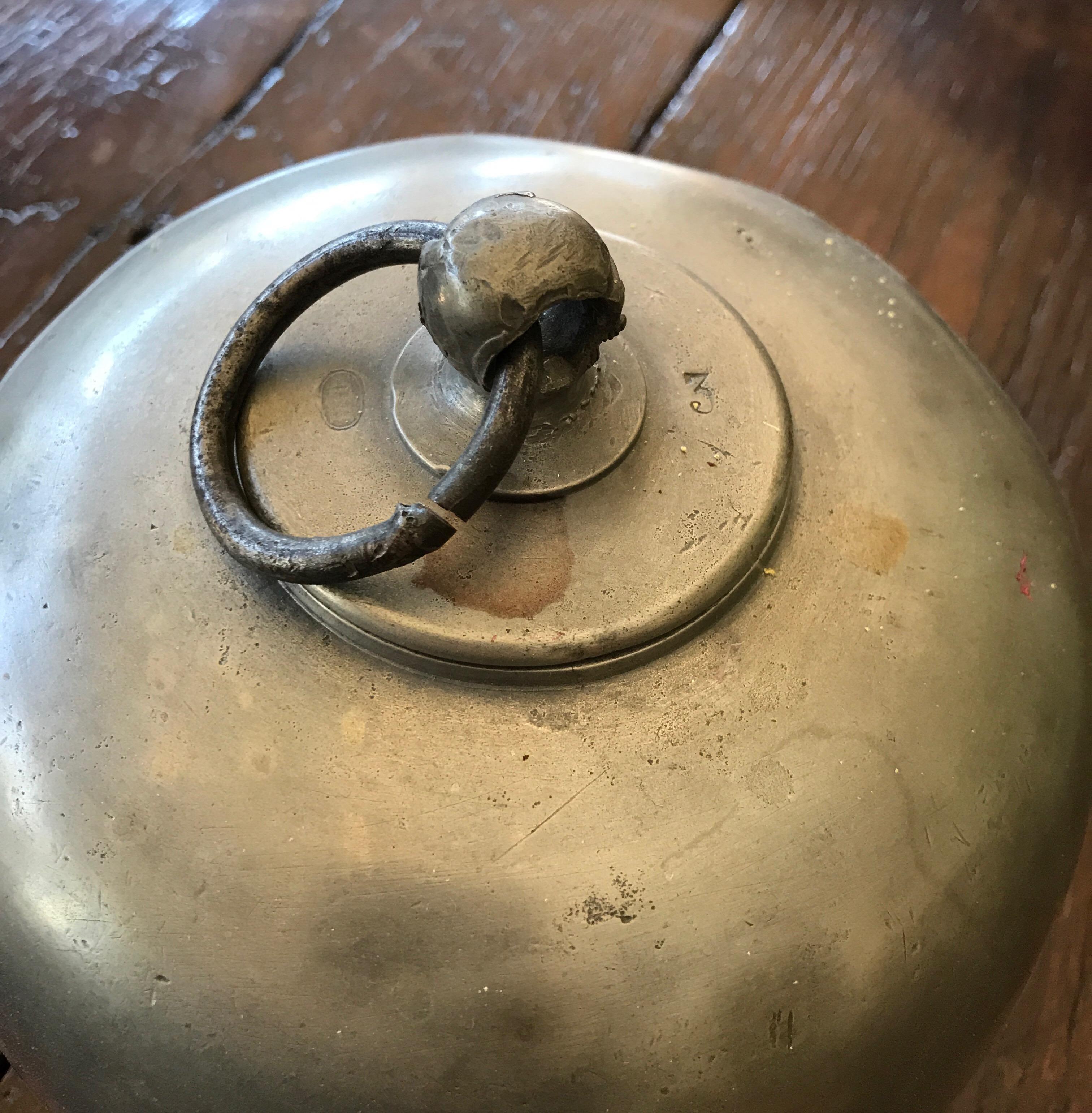 Warm water jar in pewter, 19th century. Measures: 19cm
Tin.