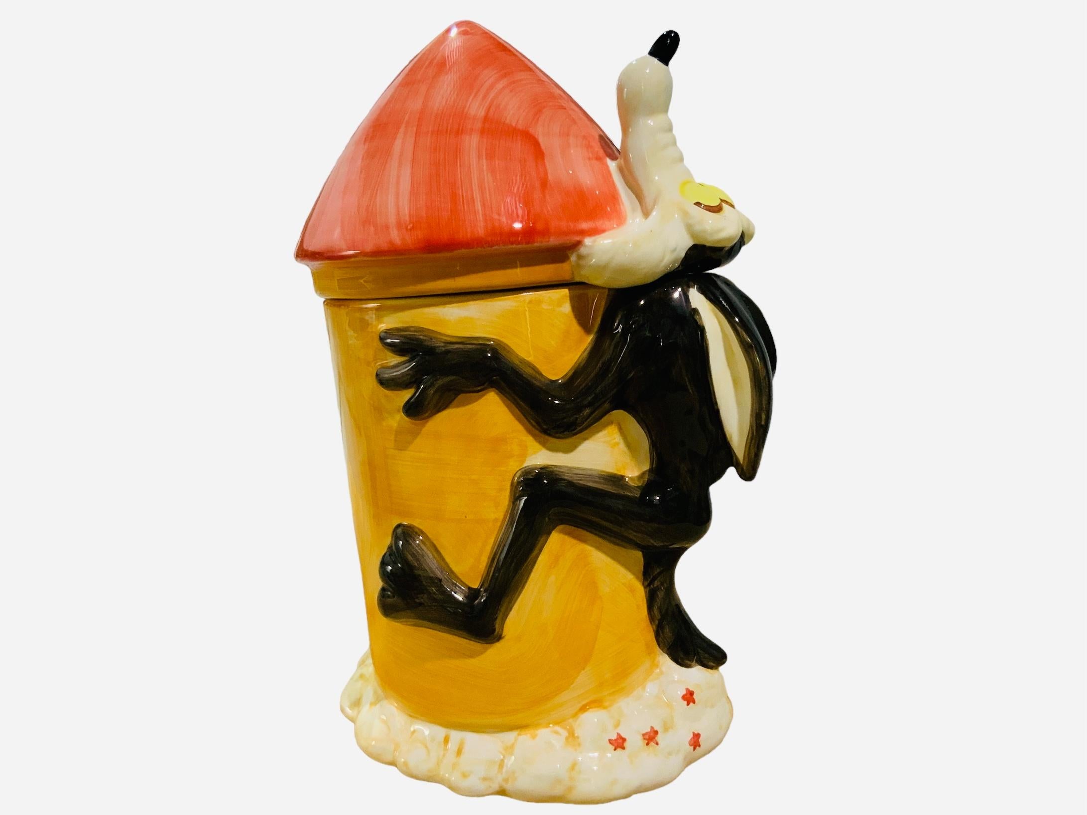 Moderne Warner Bros, Looney Tunes Wile E. Coyote ACME Rocket Cookie Jar en vente