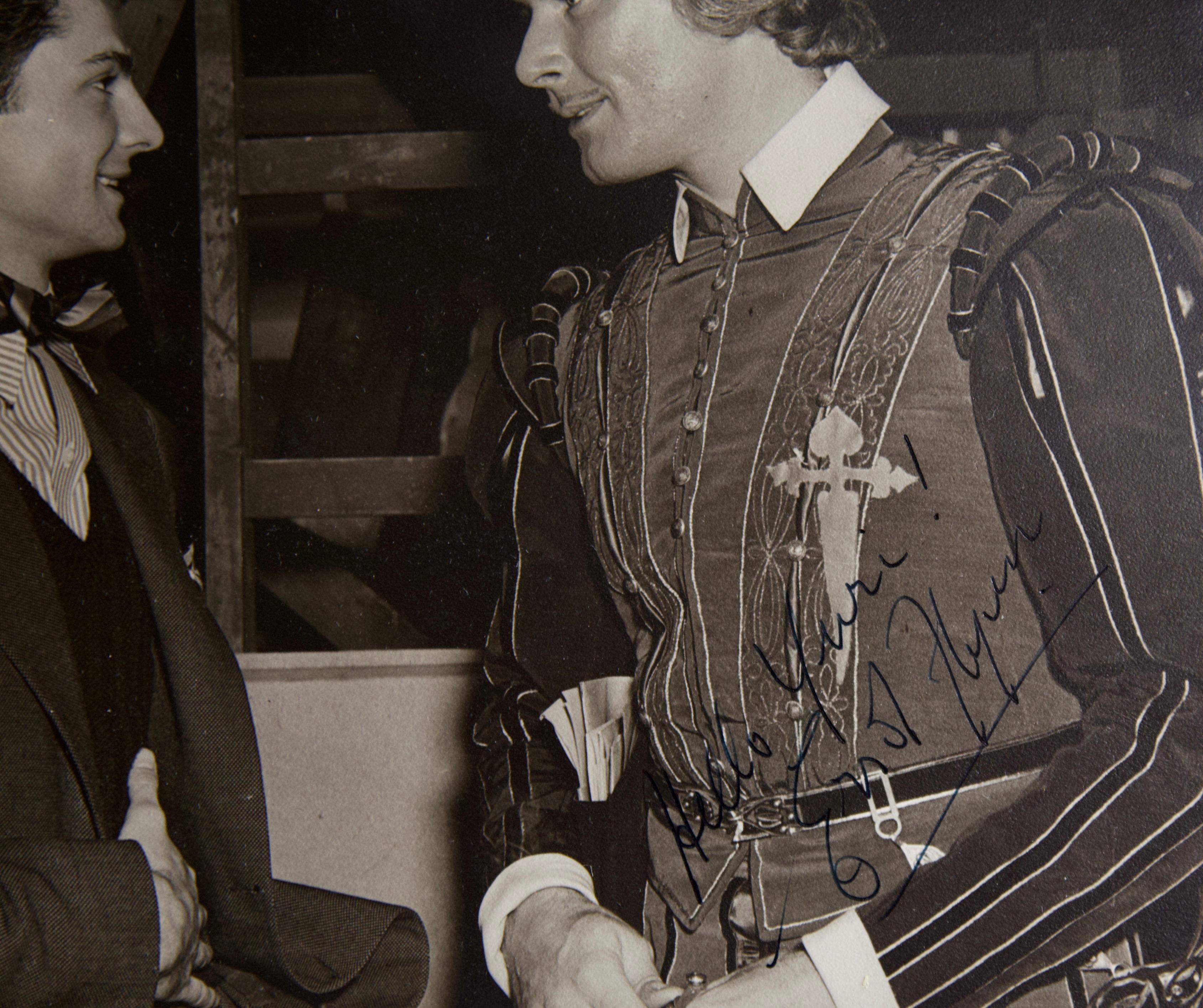 Fotografía autografiada de Errol Flynn en el plató de 