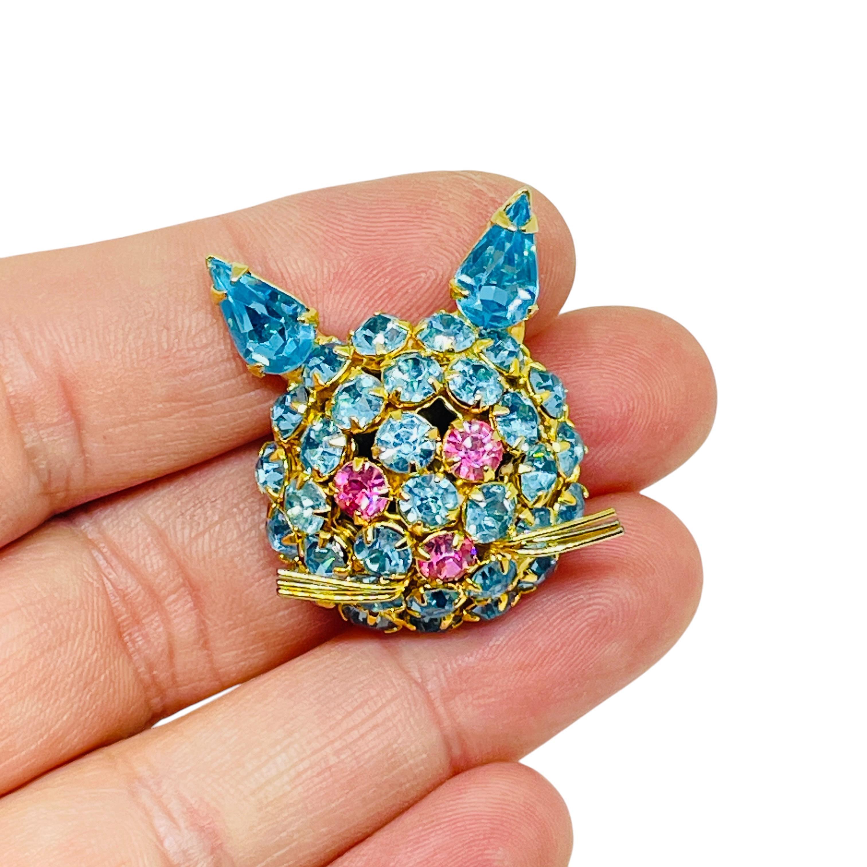 Donna Spilla vintage firmata WARNER con gatto blu e rosa in vendita