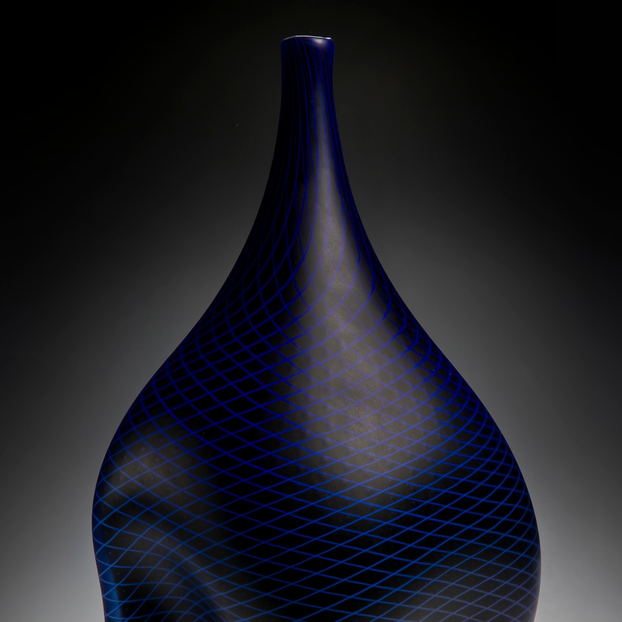 Organique Warp & Fade 017, une sculpture unique en verre bleu, violet et rouge de Liam Reeves en vente