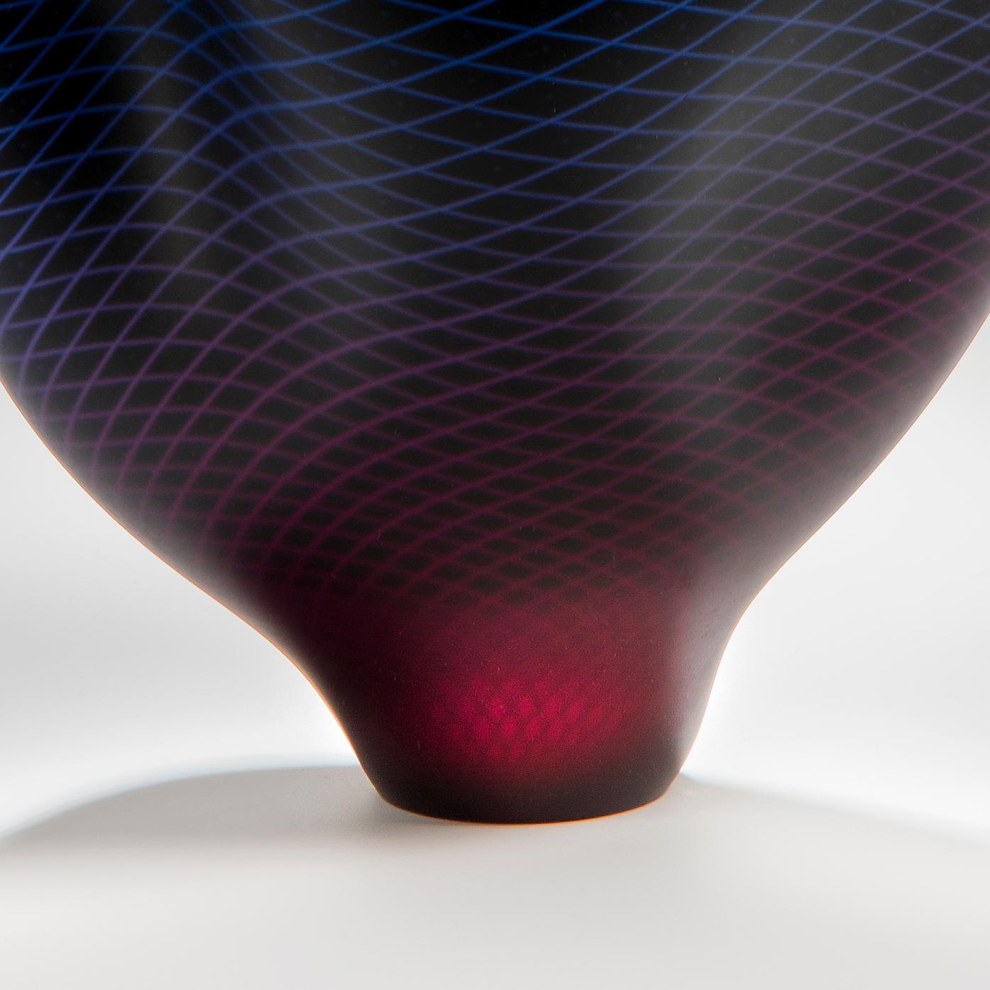 Britannico Warp & Fade 017, una scultura unica in vetro blu, viola e rosso di Liam Reeves in vendita