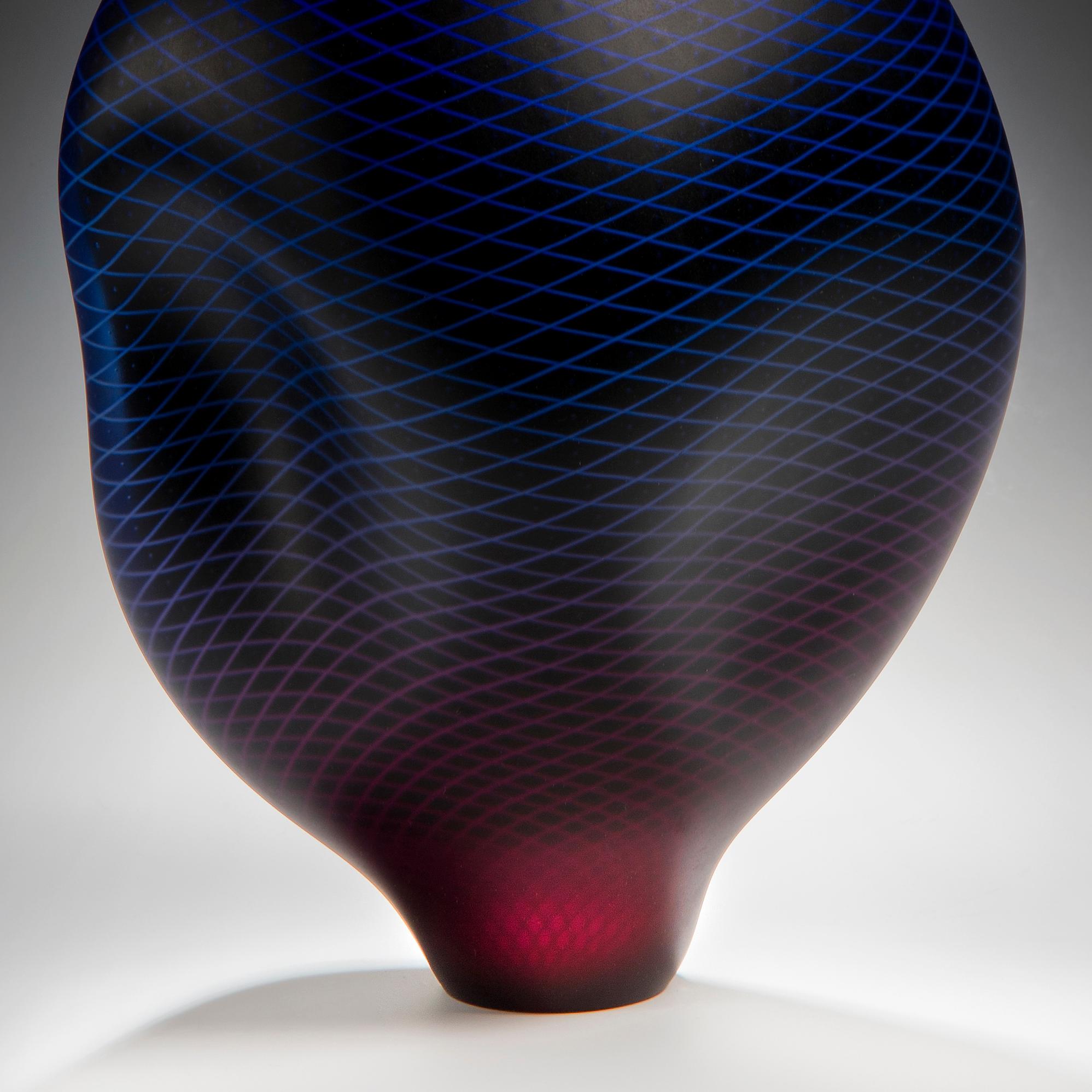Warp & Fade 017, eine einzigartige blaue, violette und rote Glasskulptur von Liam Reeves (Handgefertigt) im Angebot