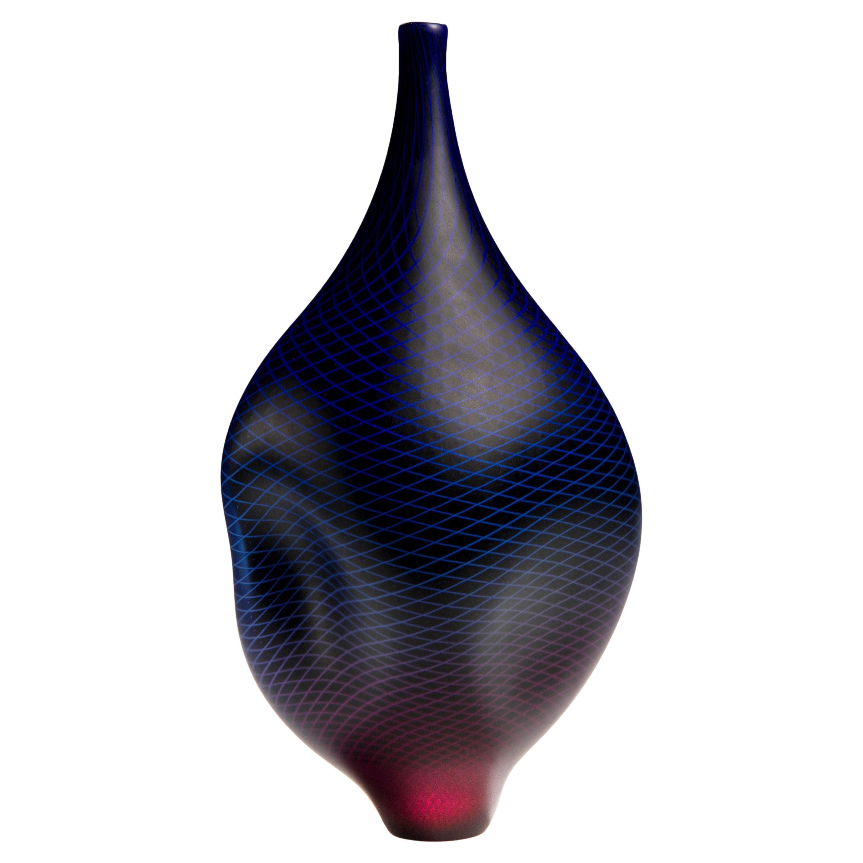 Warp & Fade 017, une sculpture unique en verre bleu, violet et rouge de Liam Reeves