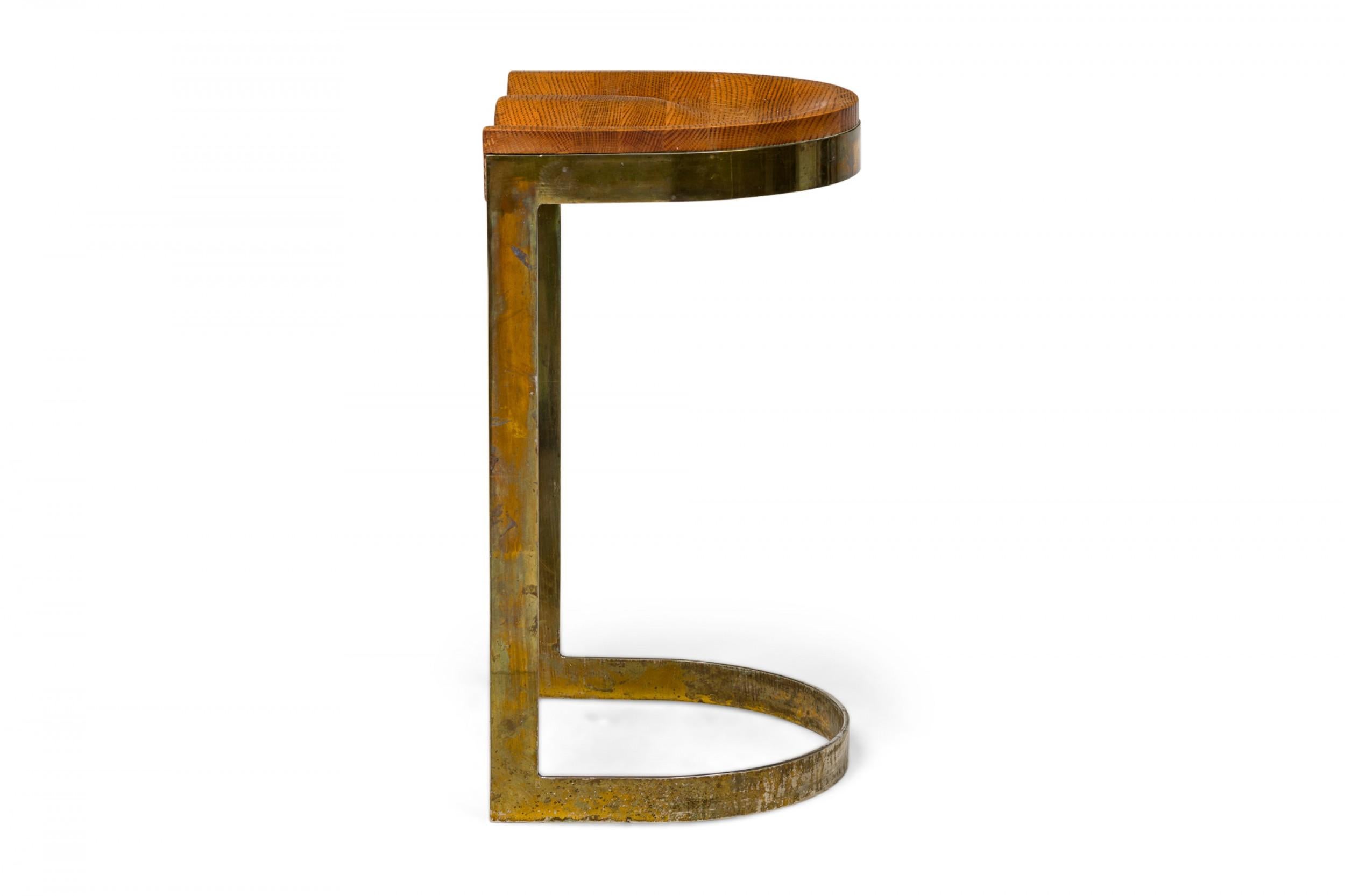Warren Bacon Mid-Century American Messing und Holz Hufeisen Cantilever Barhocker (Handgefertigt) im Angebot