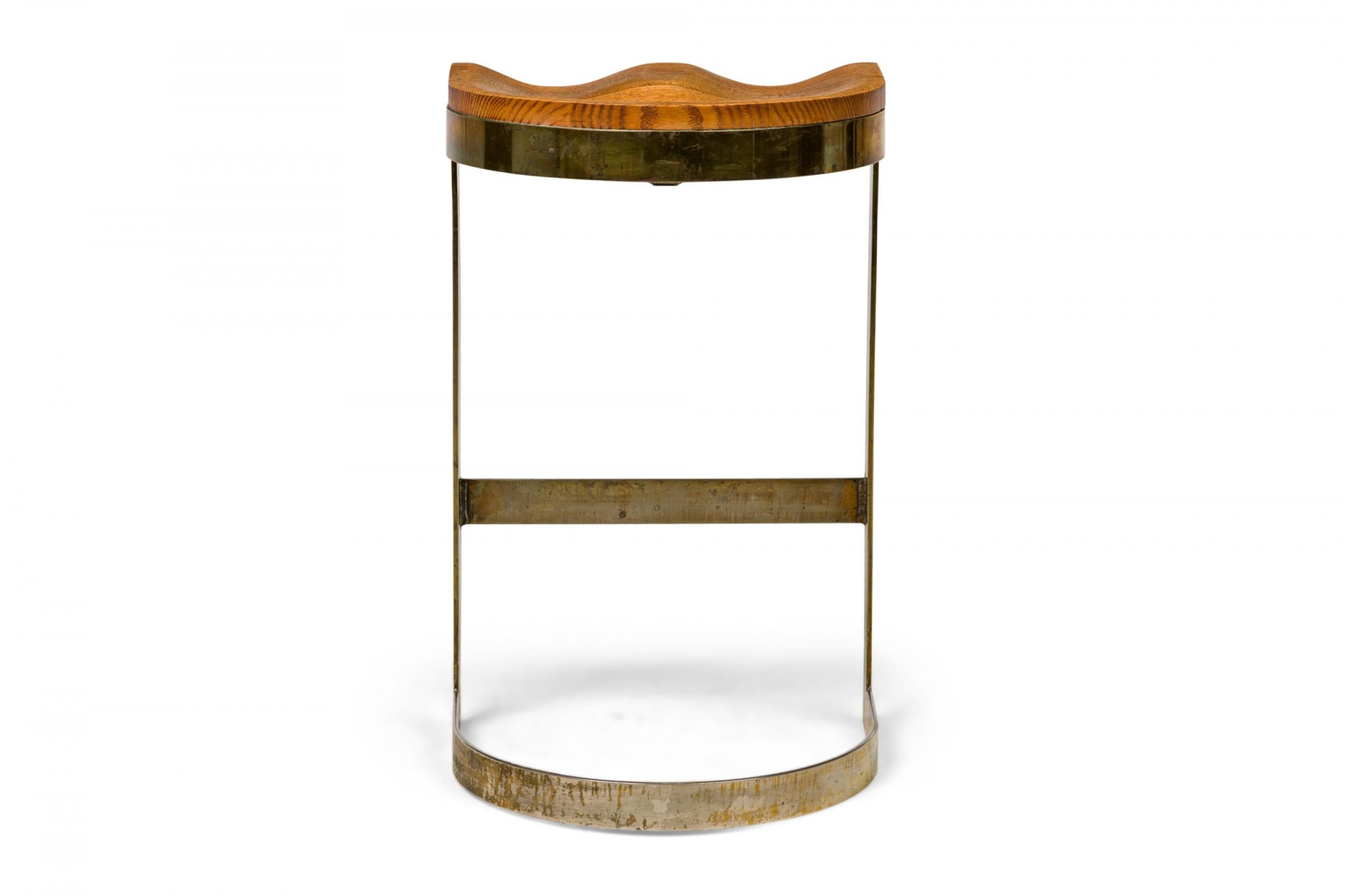 Warren Bacon Mid-Century American Messing und Holz Hufeisen Cantilever Barhocker (amerikanisch) im Angebot