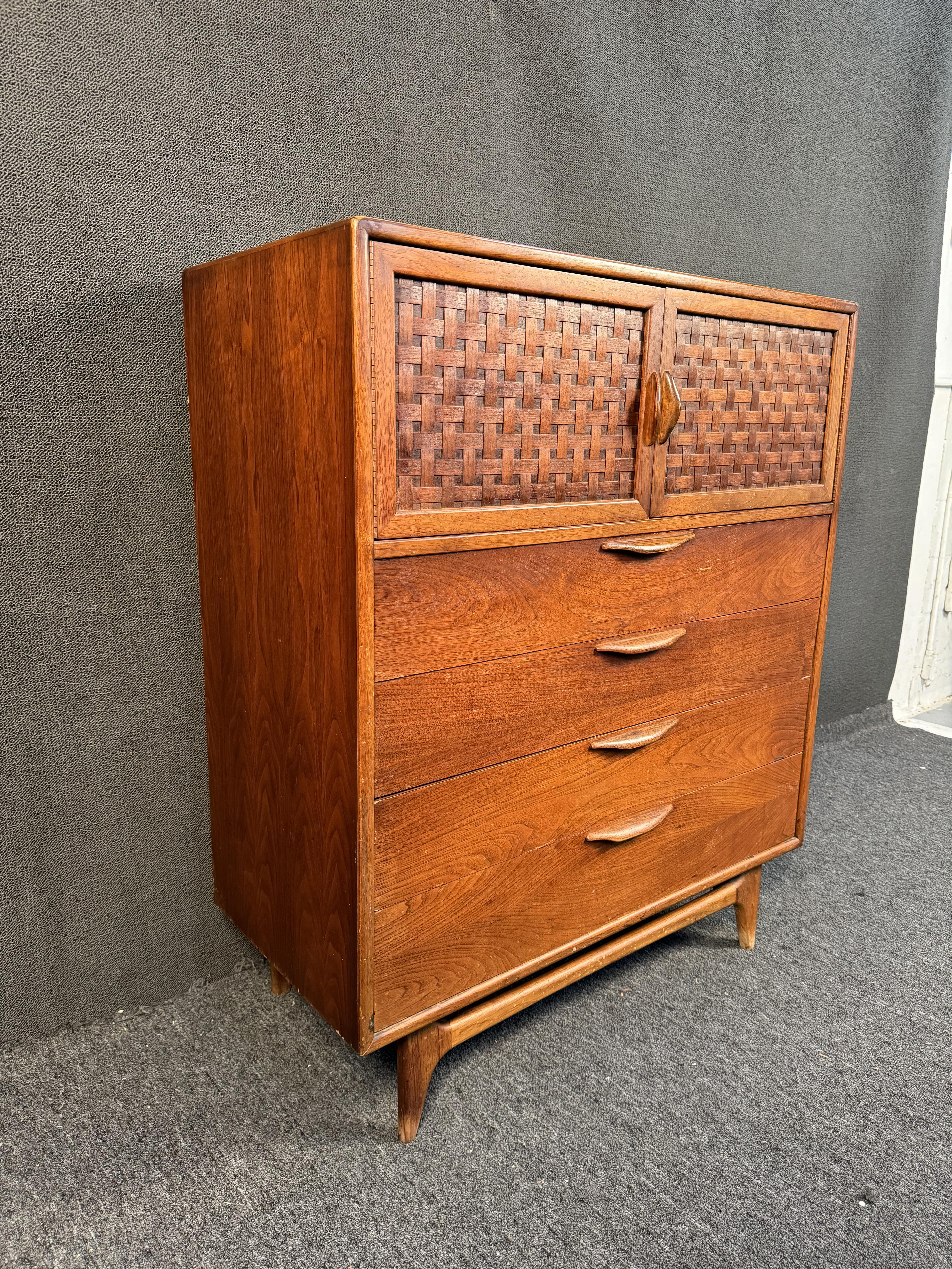 Warren Church for Lane Mid-Century Modern Gentlemans Chest In Good Condition For Sale In Brooklyn, NY