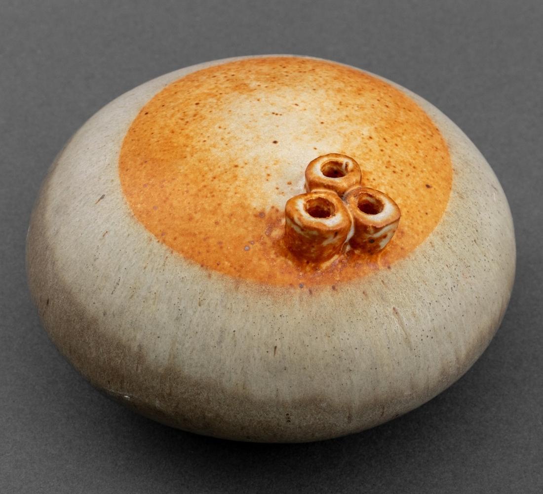 Vaso modernista in gres smaltato per erbacce dell'artista americano Warren Hullow (americano, 1939-2006), firmato sul lato inferiore.  Dimensioni: 3,5