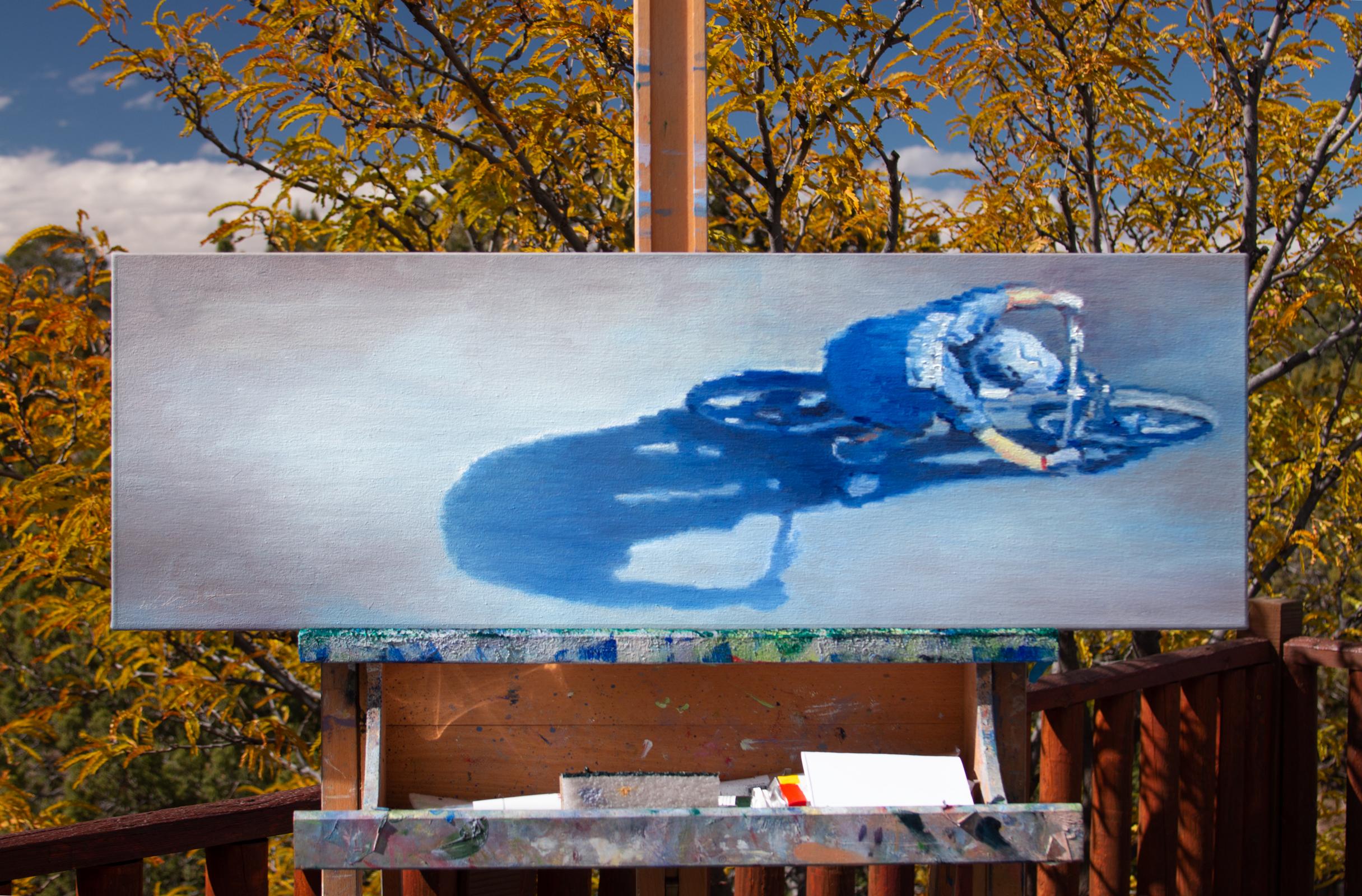 Bicicletta in blu, pittura a olio - Painting Contemporaneo di Warren Keating