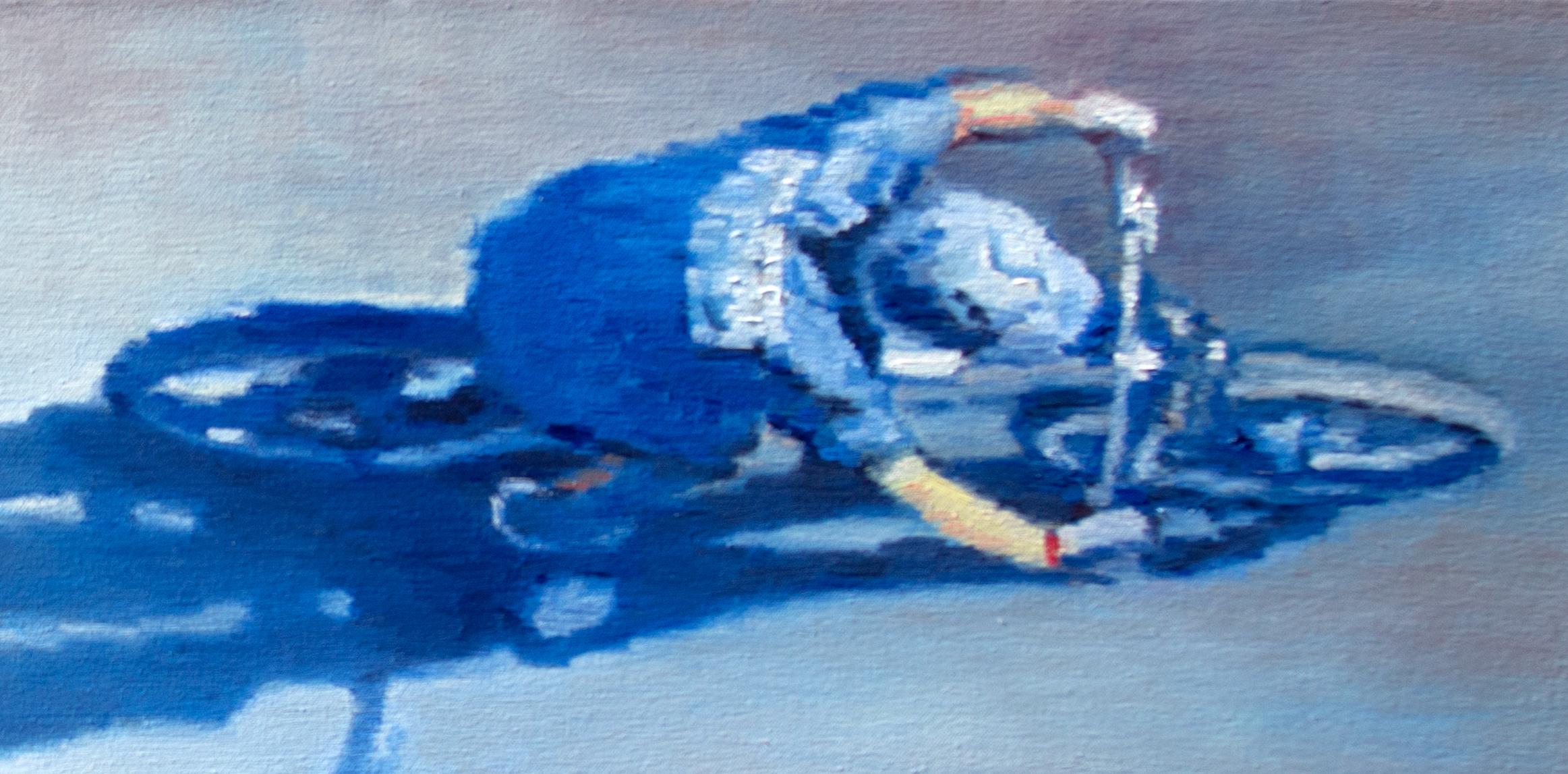 Bicicletta in blu, pittura a olio - Figurative Painting Blu di Warren Keating