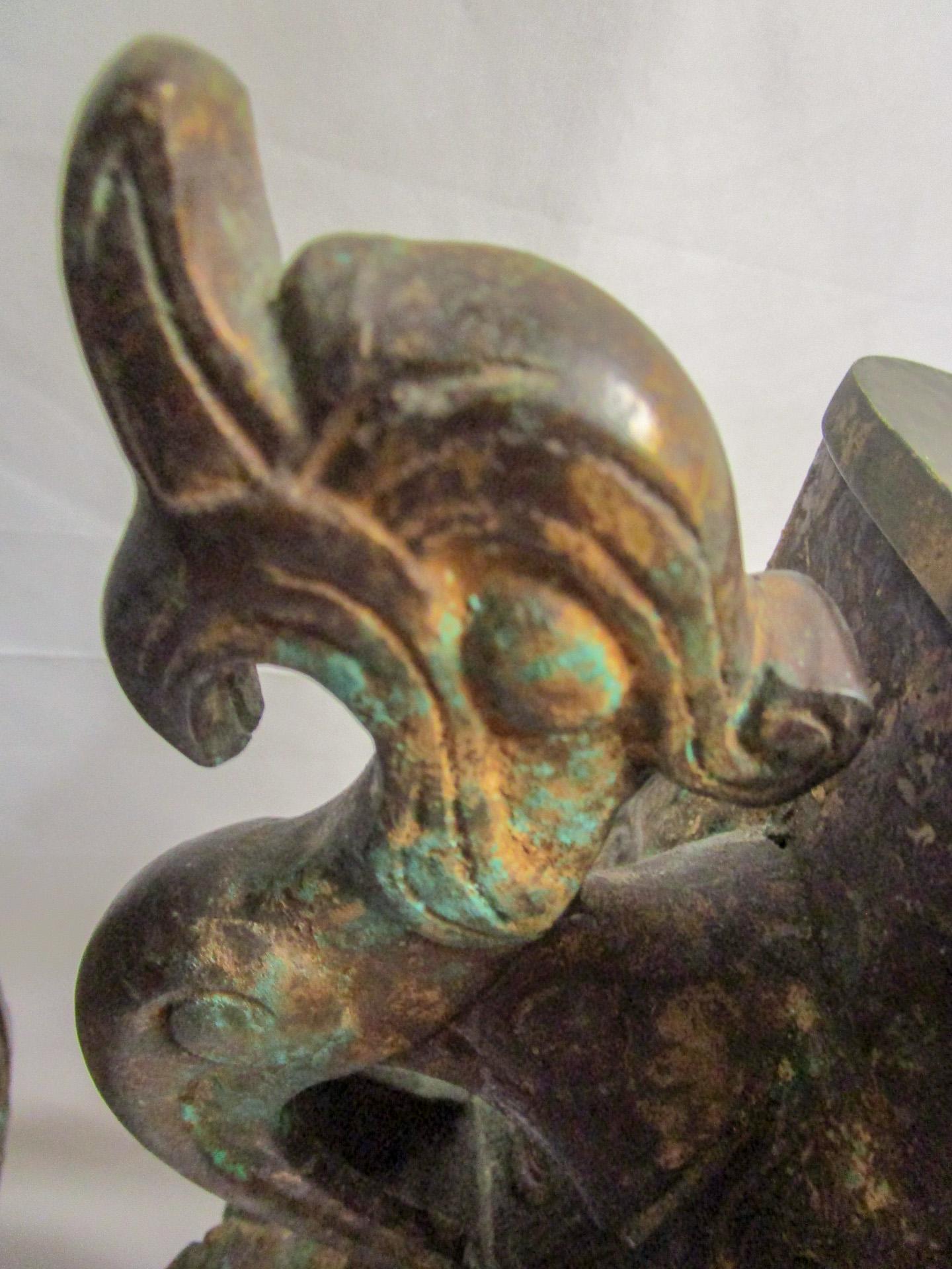 Paire de lampes à deux douilles chinoises en bronze patiné et archaïque de Warren Kessler  en vente 4