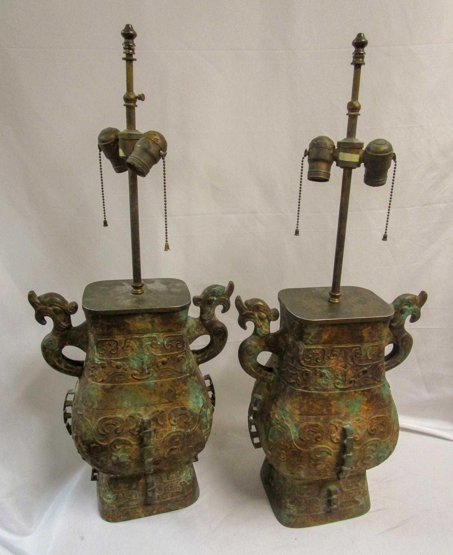 Warren Kessler Patinated Bronze Archaic Chinese Vessel Double Socket Lampe Paar  (amerikanisch) im Angebot