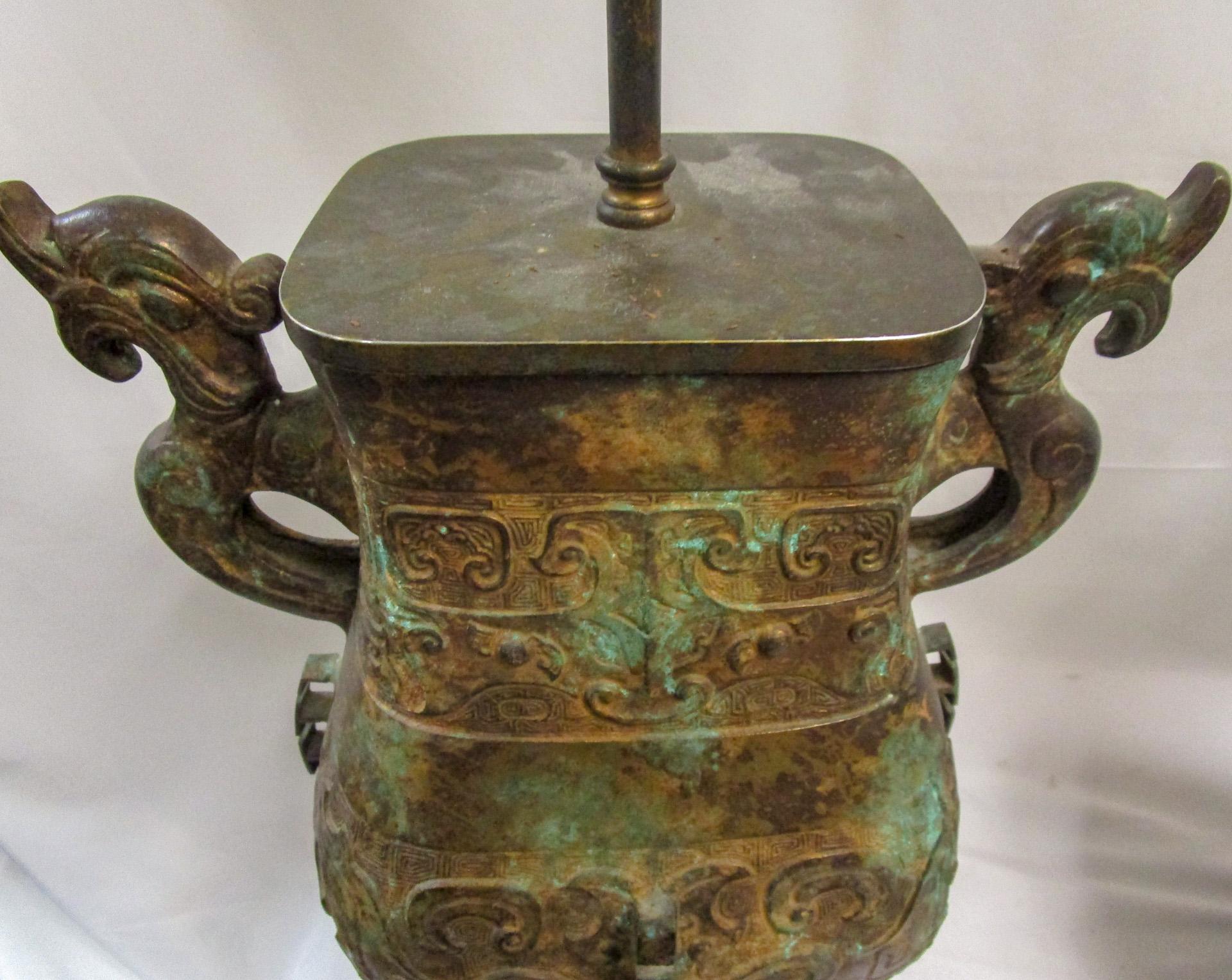 Warren Kessler Patinated Bronze Archaic Chinese Vessel Double Socket Lampe Paar  (Mitte des 20. Jahrhunderts) im Angebot